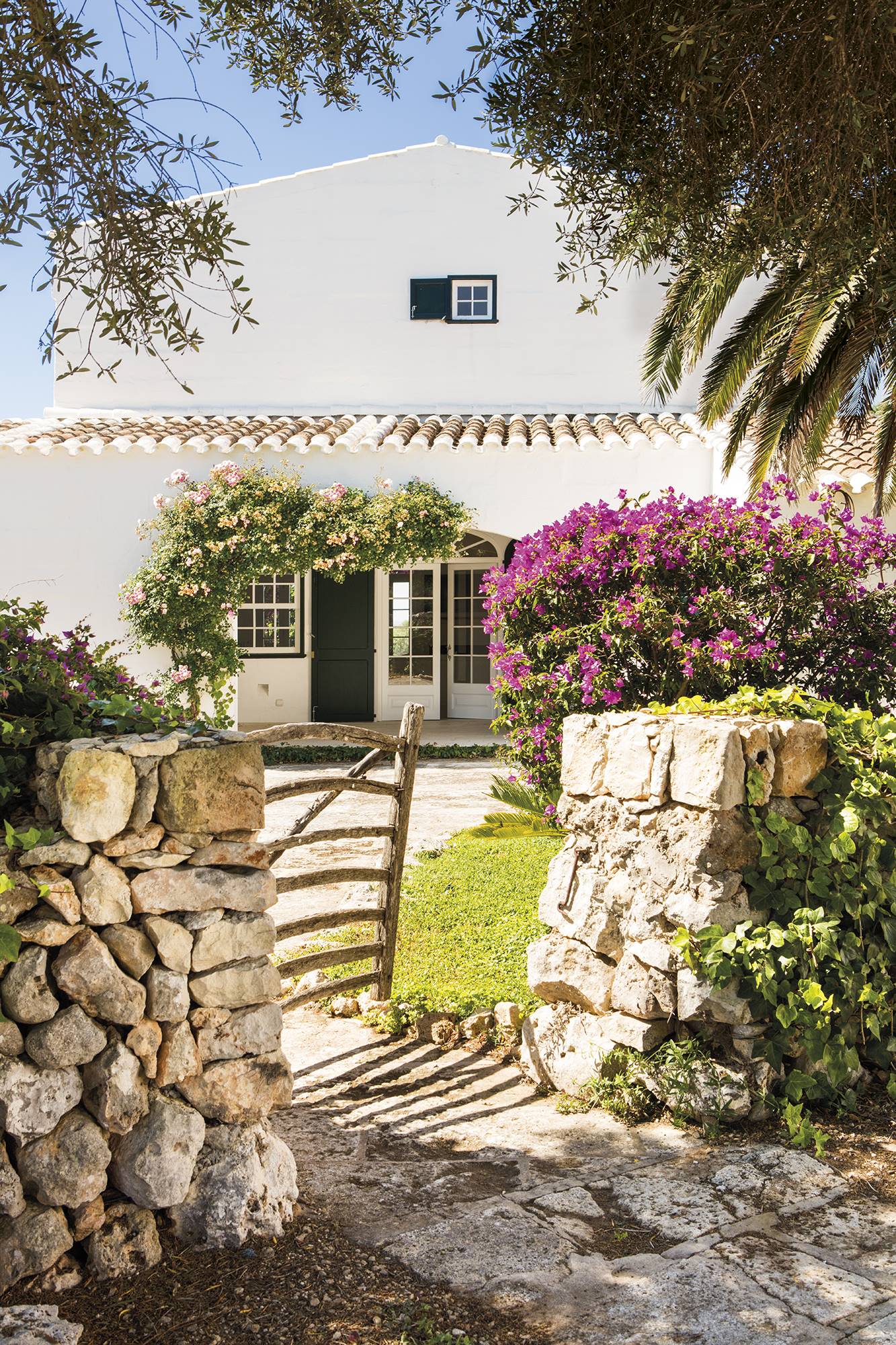 Exterior de casa rural blanca en Menorca