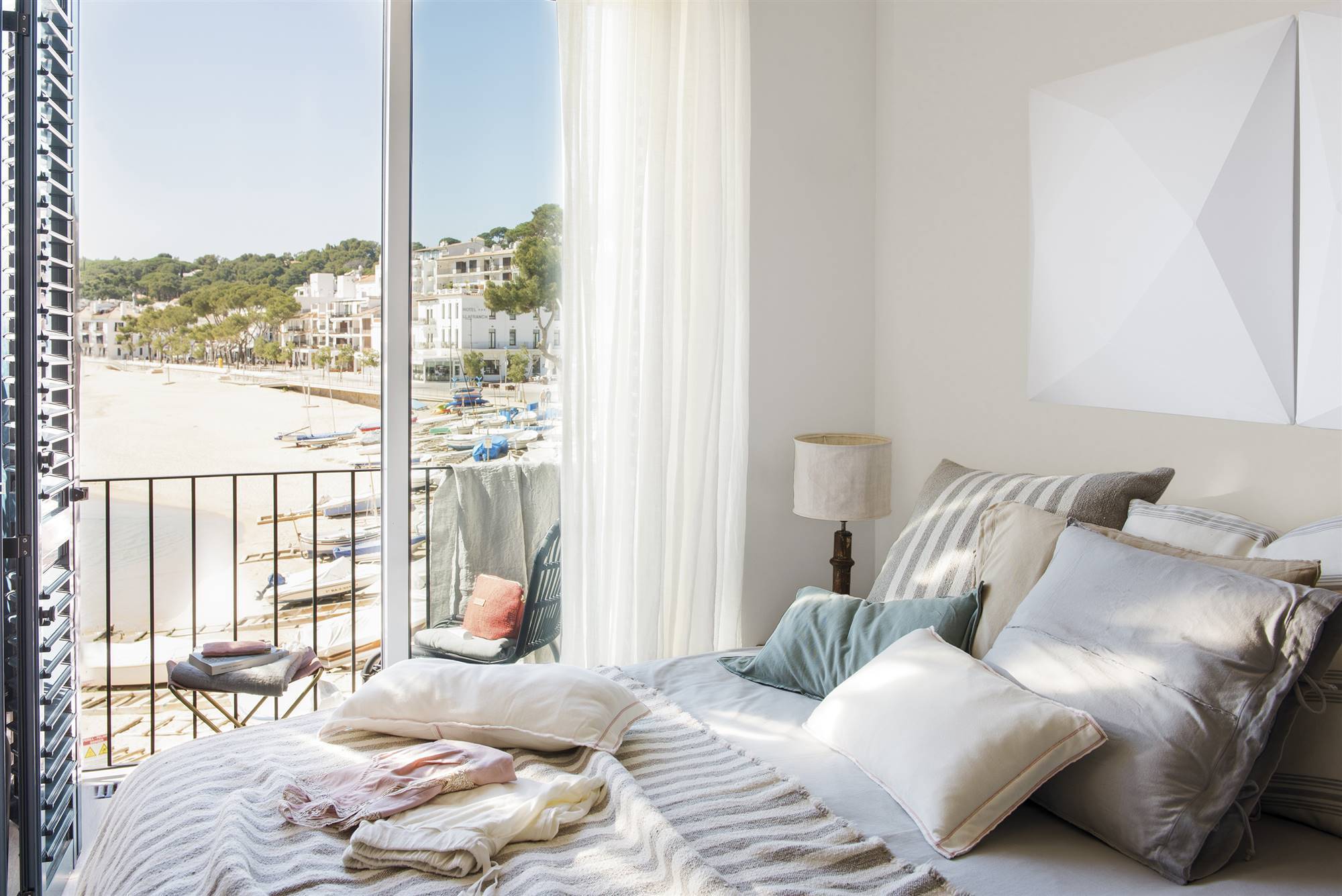 Dormitorio de casa de verano con vistas a la playa