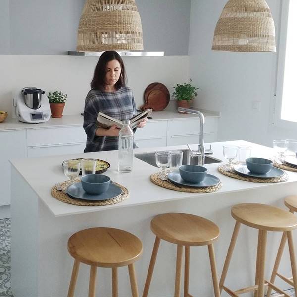 Casas de lectoras: el piso minimalista de 110 m2 con súper cocina de Margarita en Cádiz