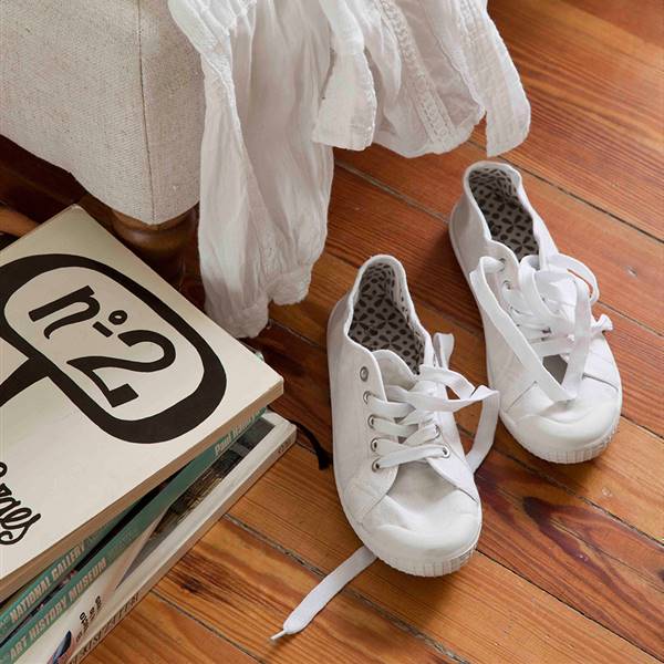 Cómo limpiar unas zapatillas blancas: tu guía completa para lavar y secar tu calzado favorito y conseguir que quede como el primer día