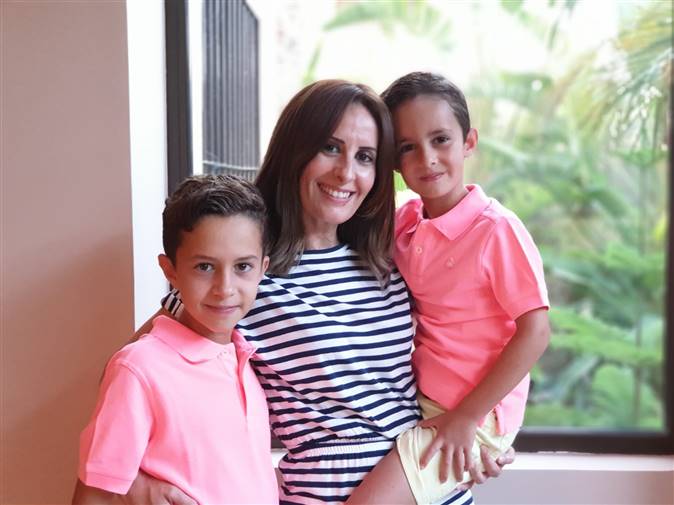 La lectora Cristina Martínez con sus dos hijos