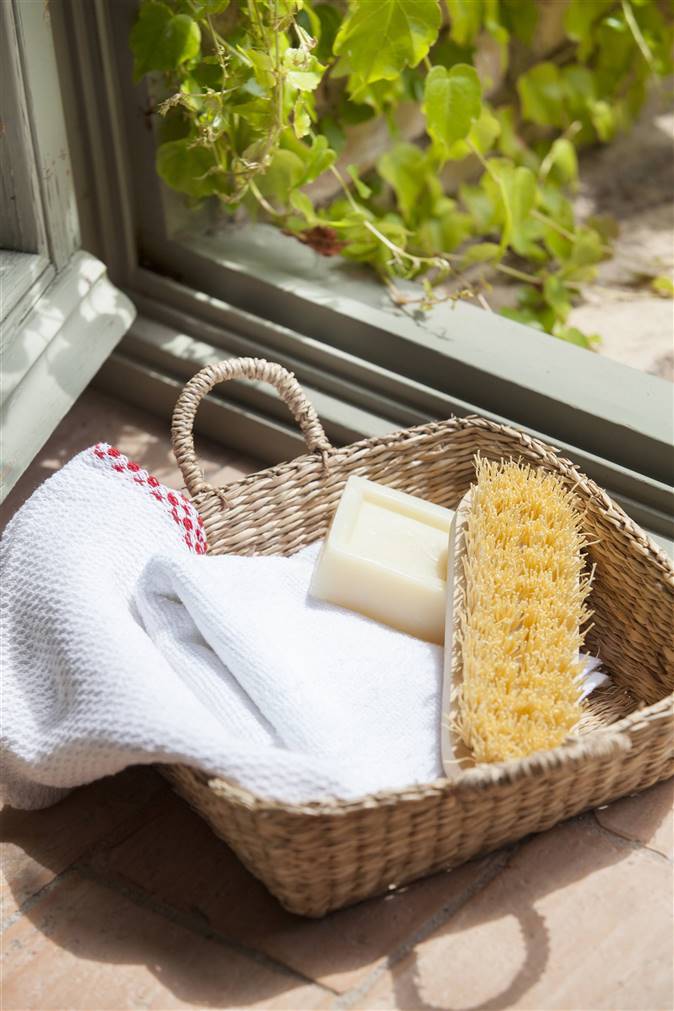 Limpiar el polvo con cepillo y toallas.