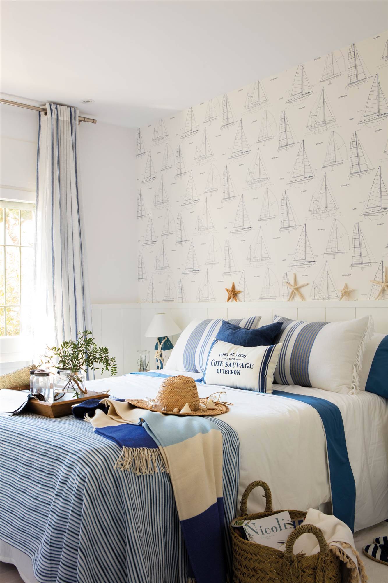 Dormitorio de estilo náutico decorado en blanco y azul 00460587 df2cfc20 1333x2000