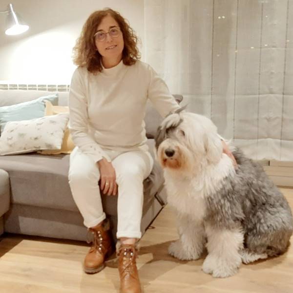 Casas de lectoras: Fe vive en este luminoso piso de 90 m2 en Tarragona (y su perro es feliz en él)