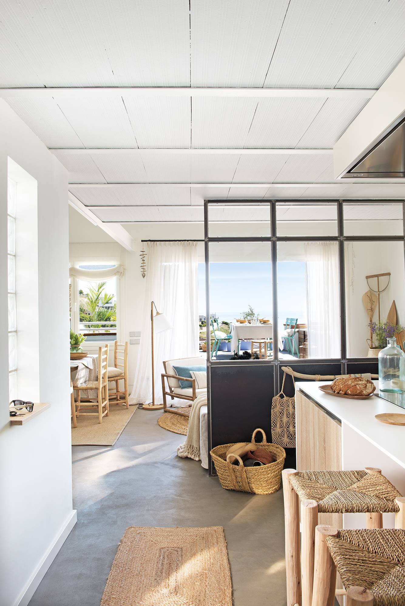 Cocina de apartamento de verano con vistas al mar 
