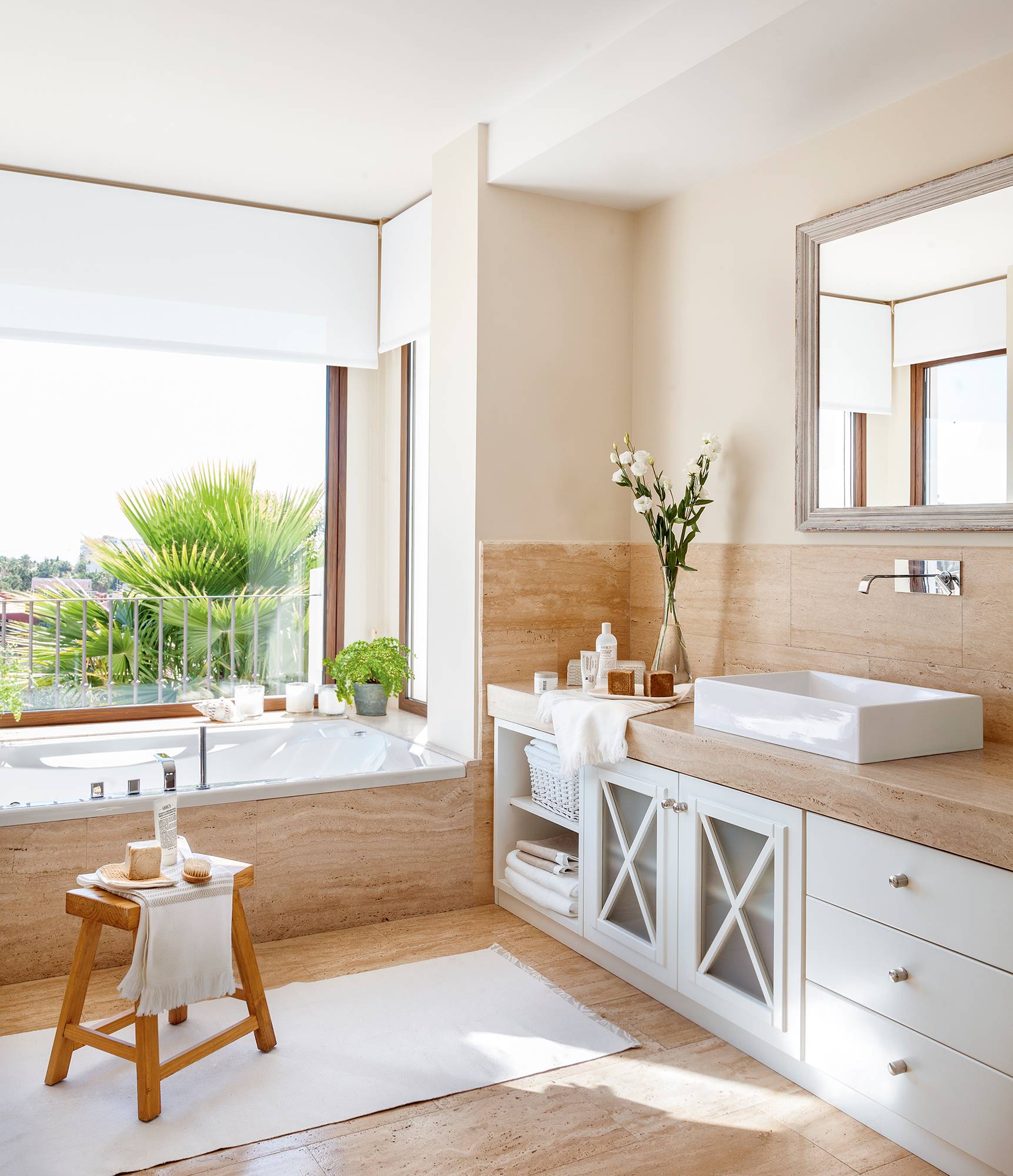 Baño clásico atemporal con mueble con cajones y puertas de aspas y bañera bajo ventana 00411142b