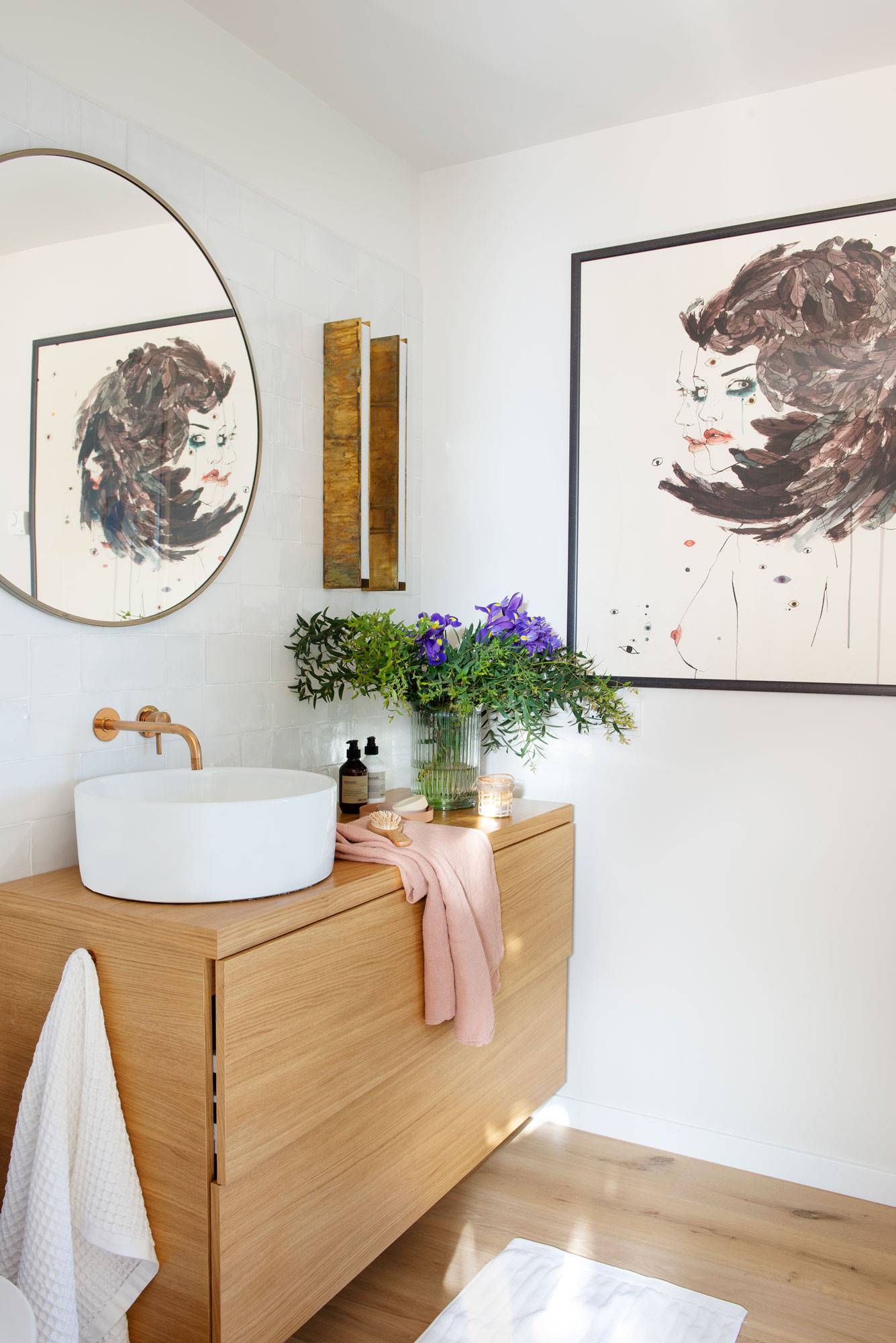 Baño moderno con mueble de madera suspendido, lavabo sobre encimera y espejo redondo 00508577 O