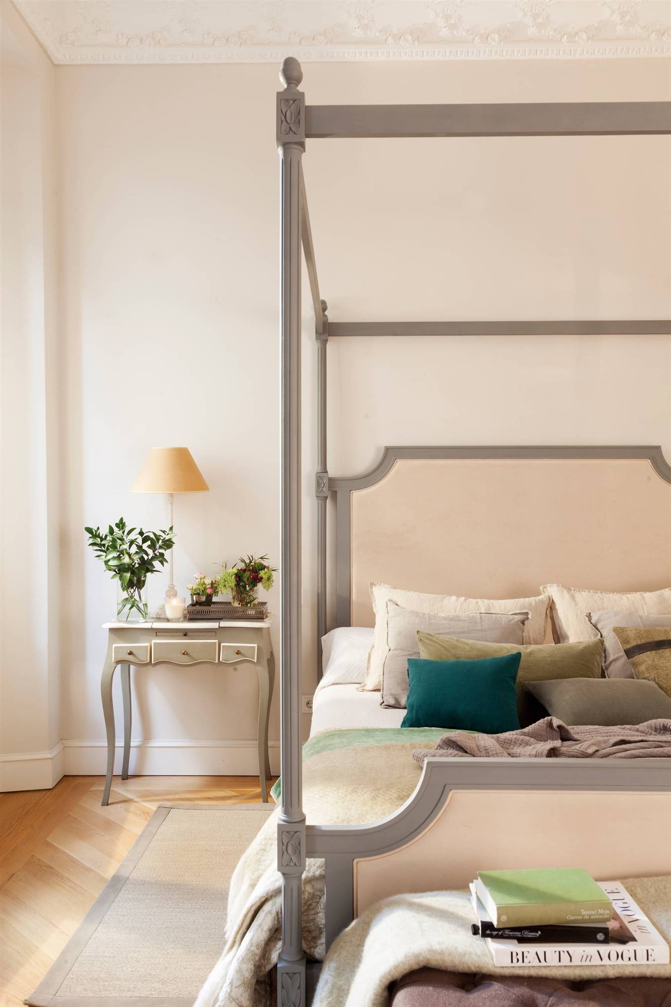 Dormitorio con cama con dosel y cabecero de estilo francés en color gris. 