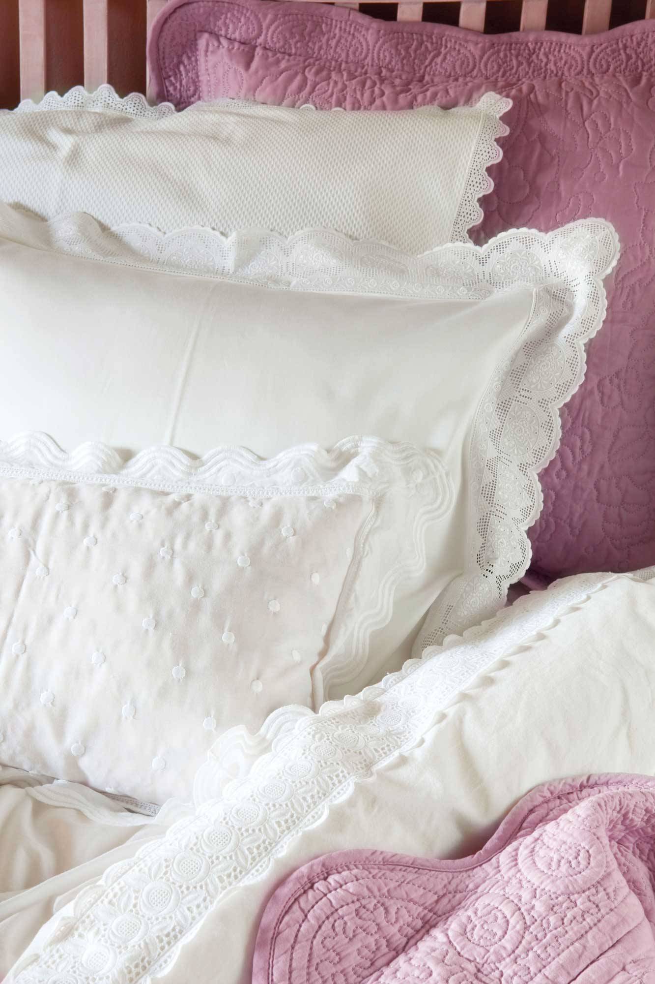 detalle ropa de cama con sábanas blancas 00331043