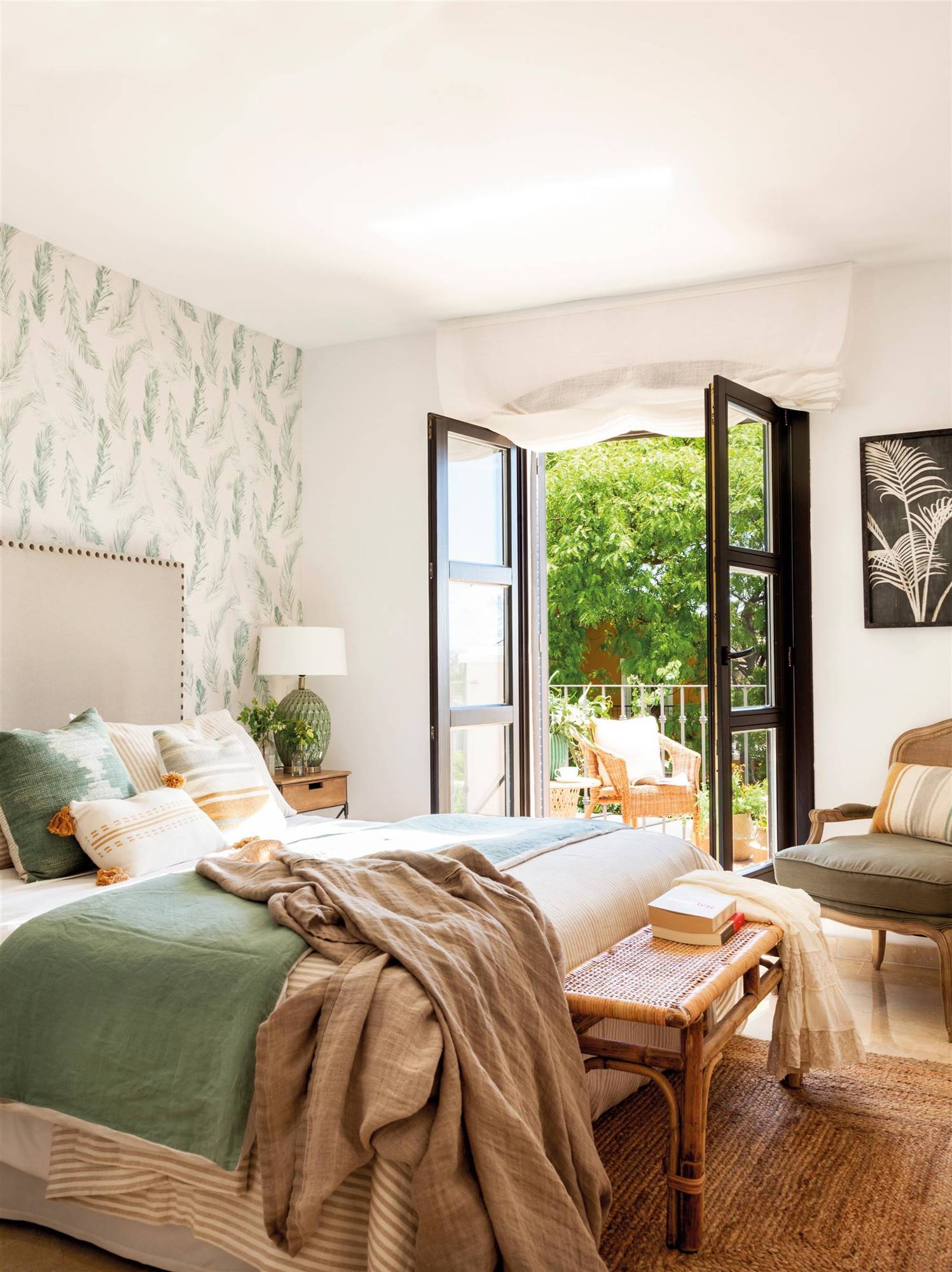 Dormitorio en tonos verdes y materiales de fibras naturales.