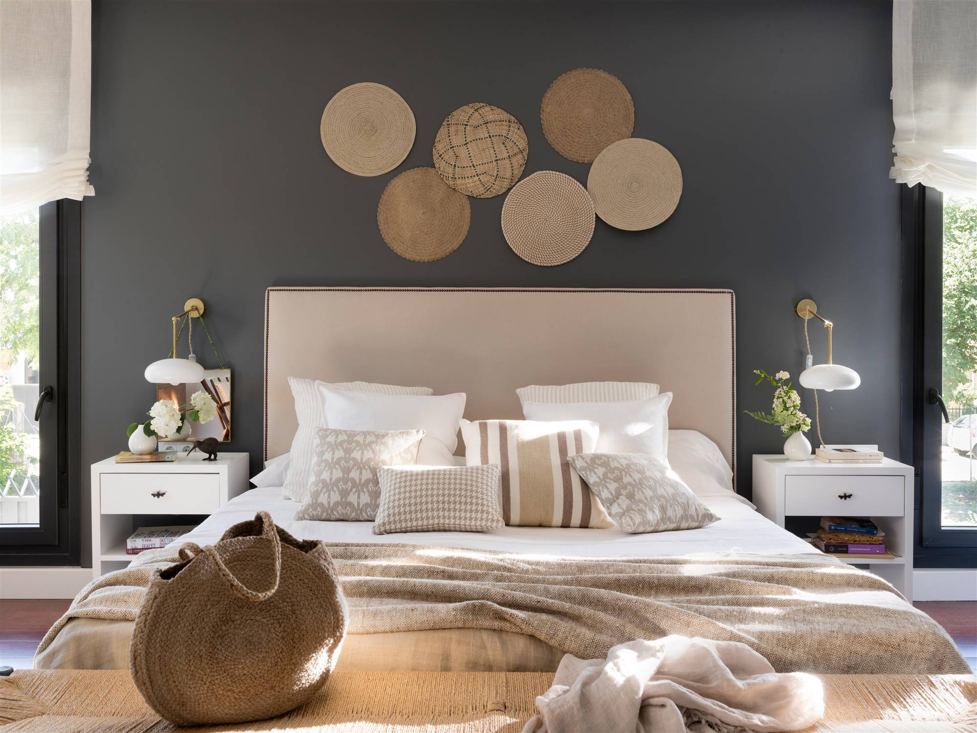 Un dormitorio en tonos beige y grises muy elegante.