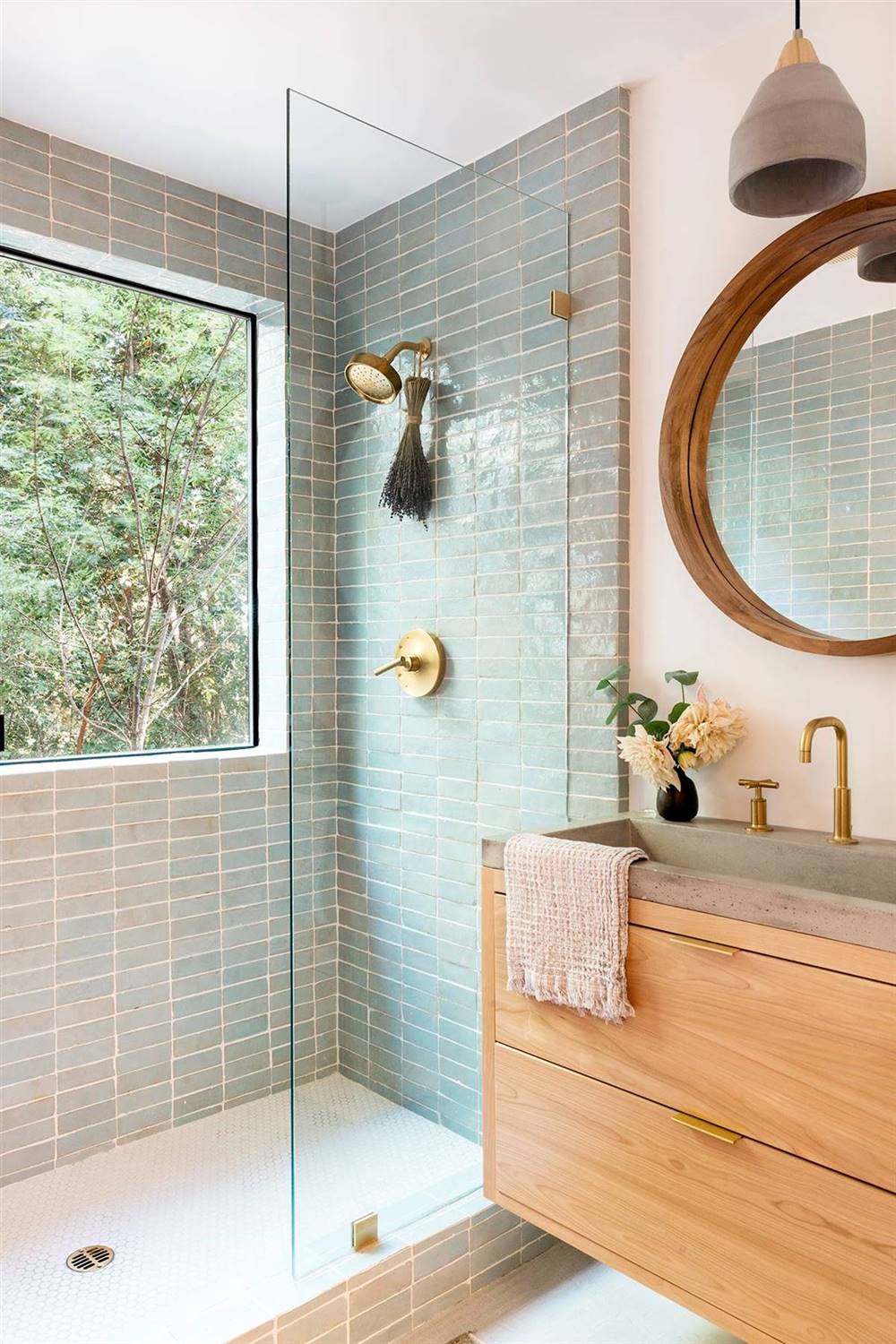 Baño moderno revestido con azulejos tipo metro y con ducha con mampara de cristal. 