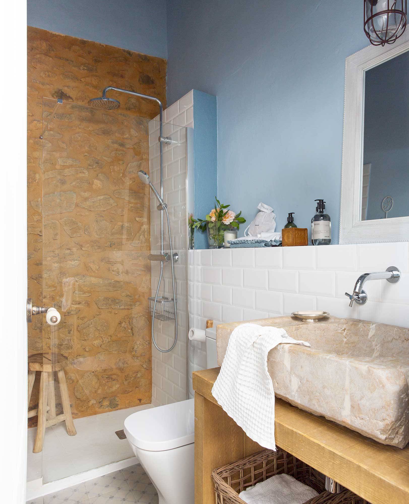 Baño con ducha de obra y pared bicolor con azulejos tipo metro blancos y color azul en la parte superior 00489213 O