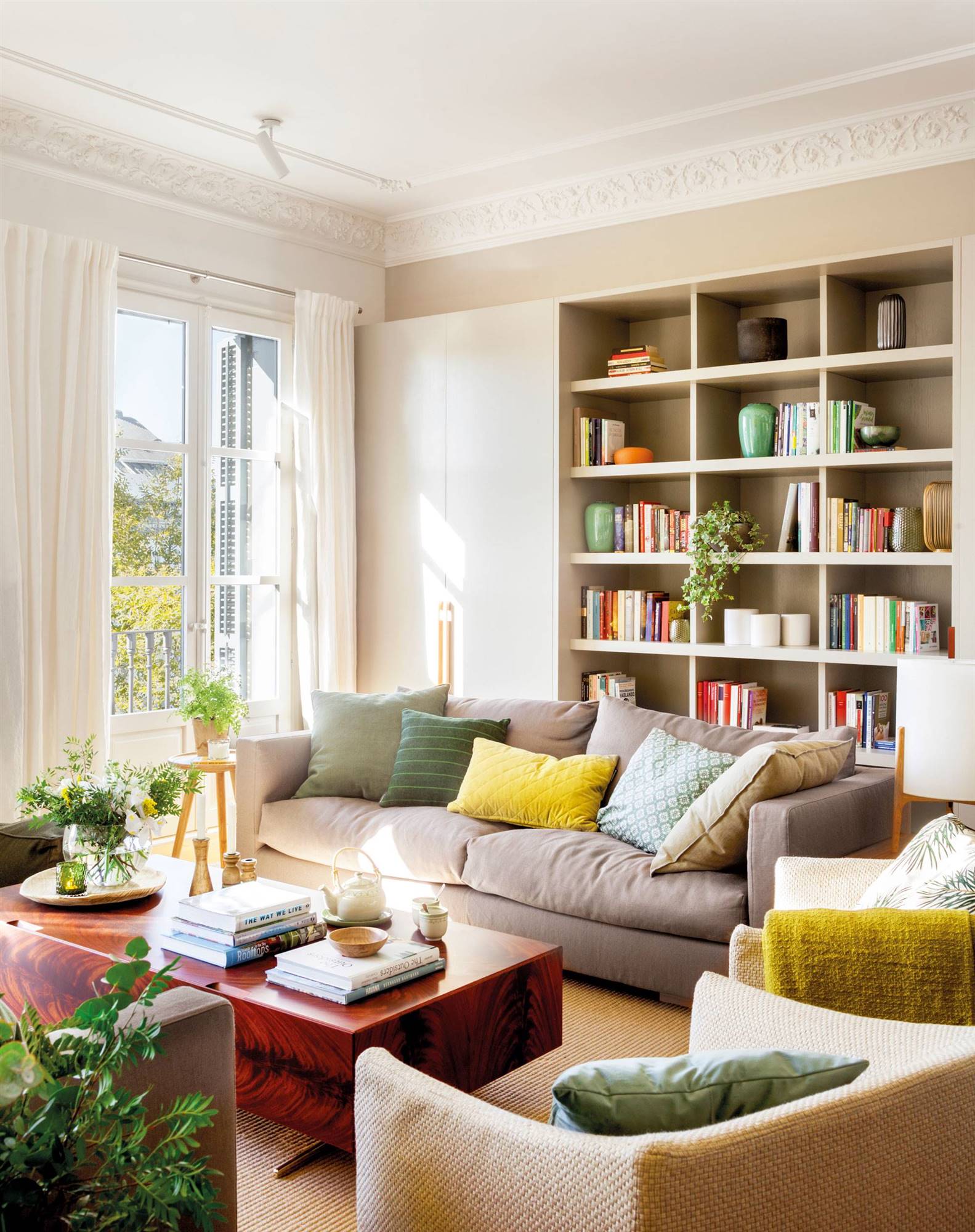Salón moderno con librería, sofá gris con líneas rectas y mesa de centro de madera 00472162