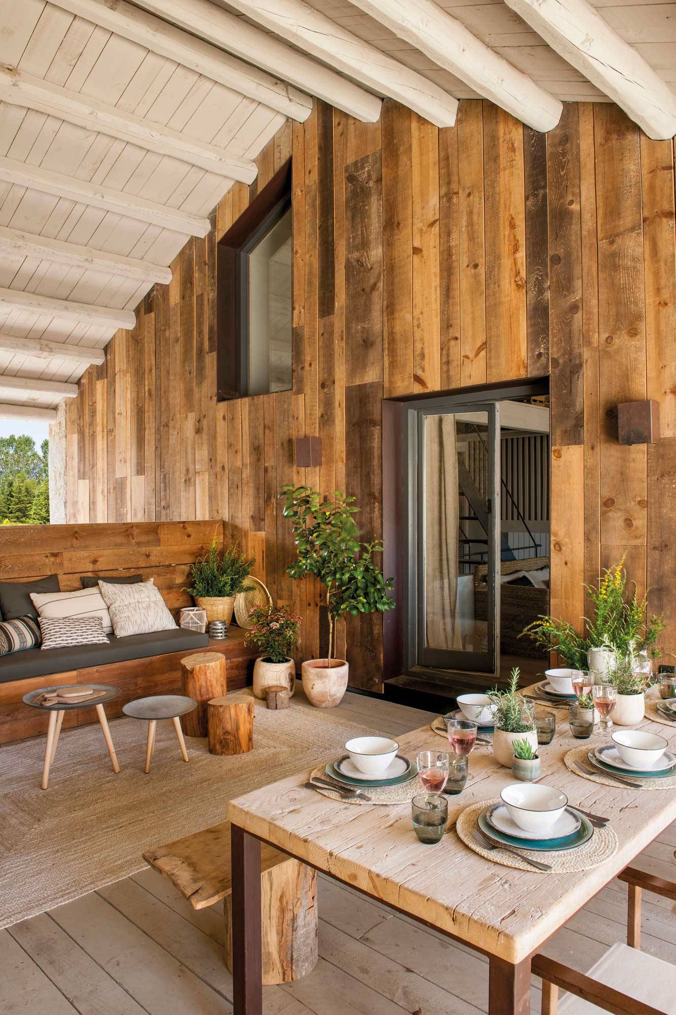 Terraza de una casa de madera con estilo rústico.