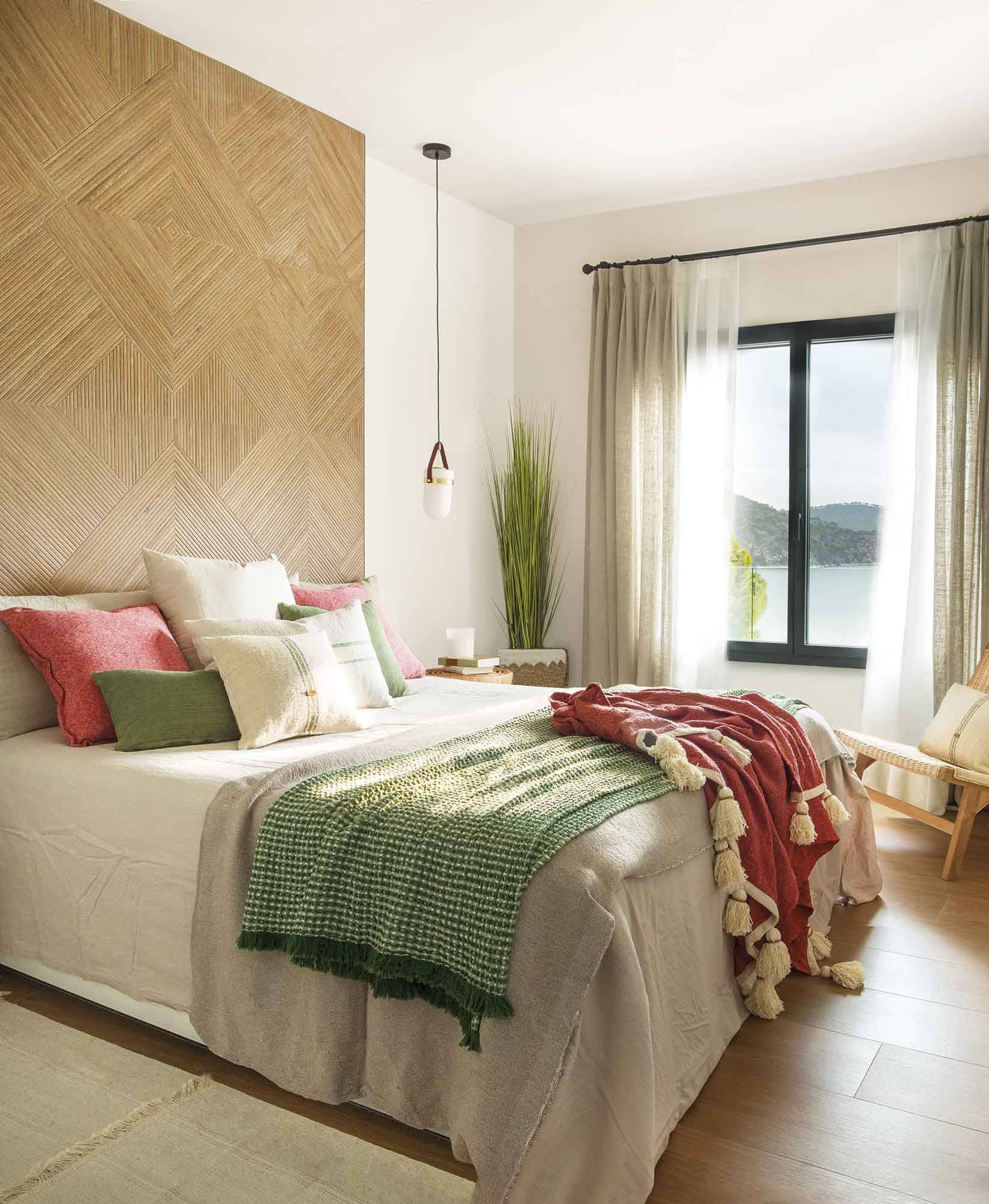 Dormitorio con cabecero en la pared de madera.