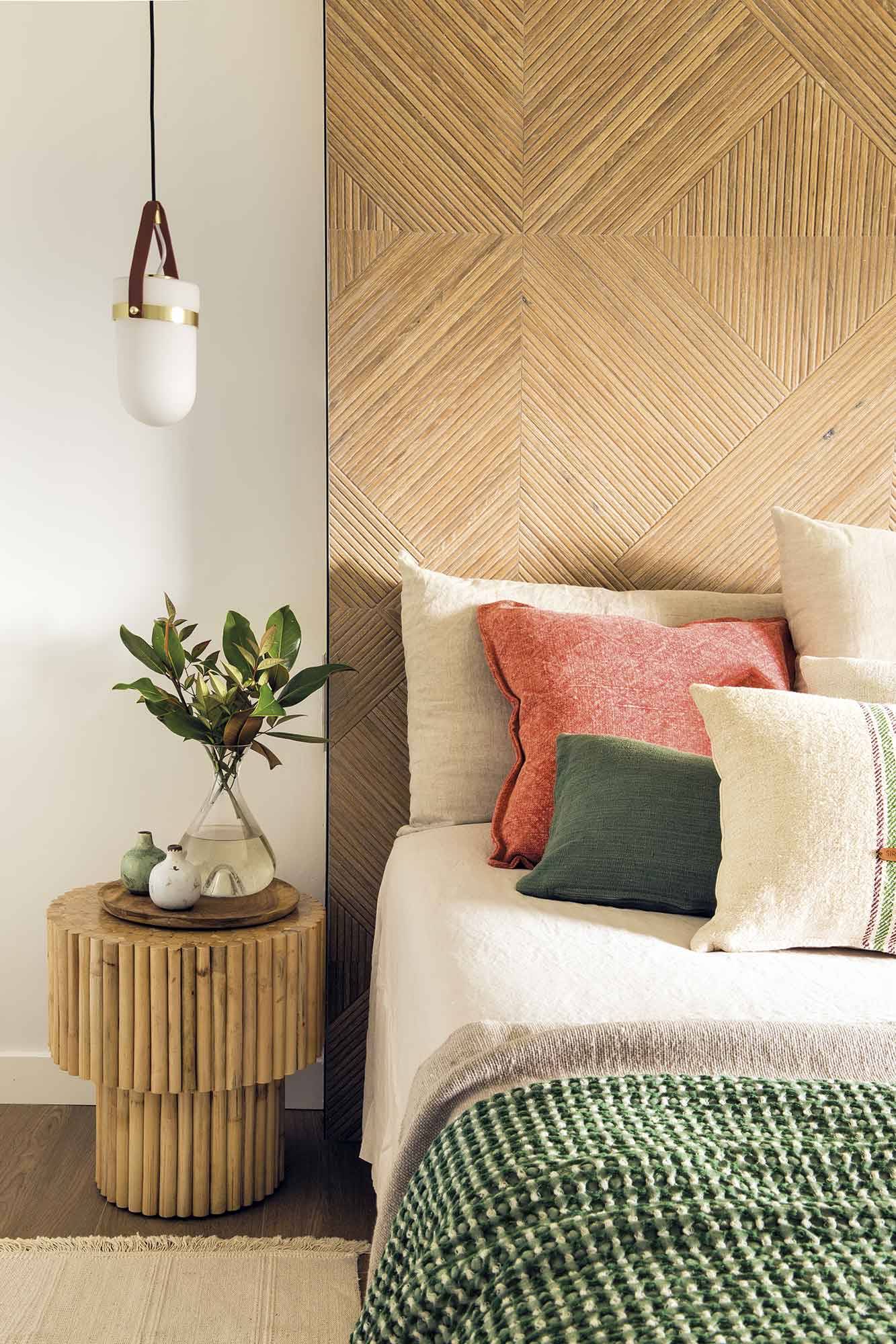 Dormitorio con cabecero de madera.