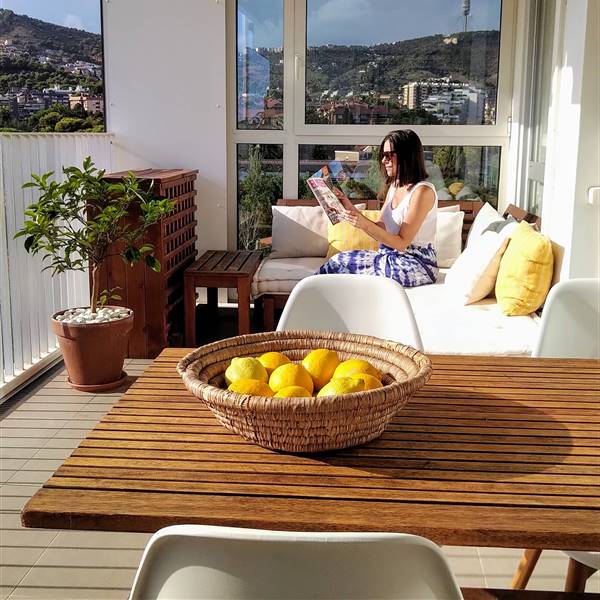 Casas de lectoras: el piso de 90 m2 con vistas, muebles de Ikea y piezas recuperadas de Belén en Barcelona 