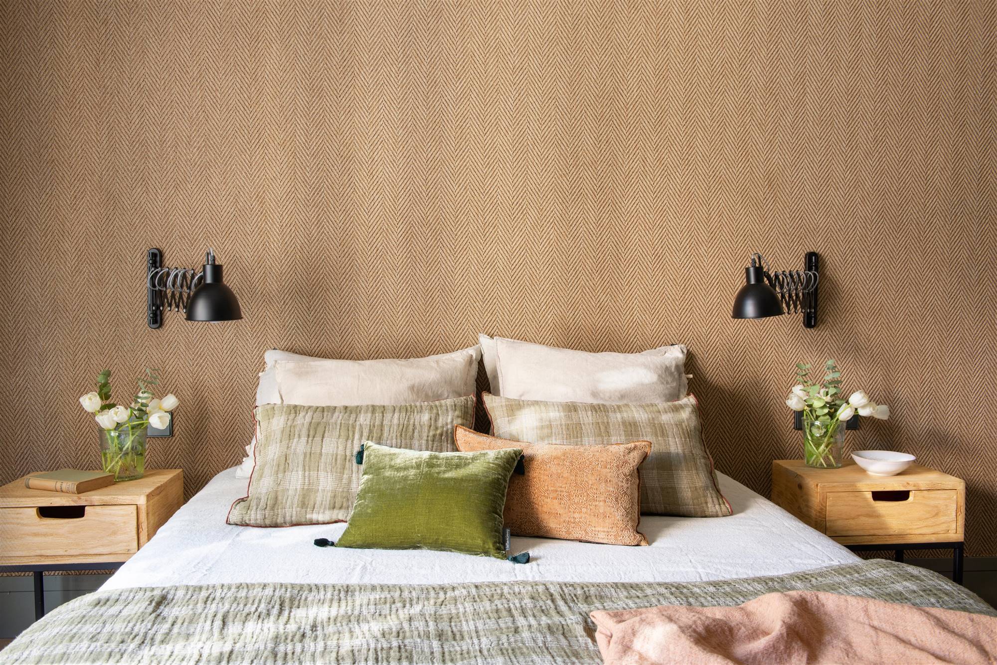 Dormitorio con pared revestida con papel con textura