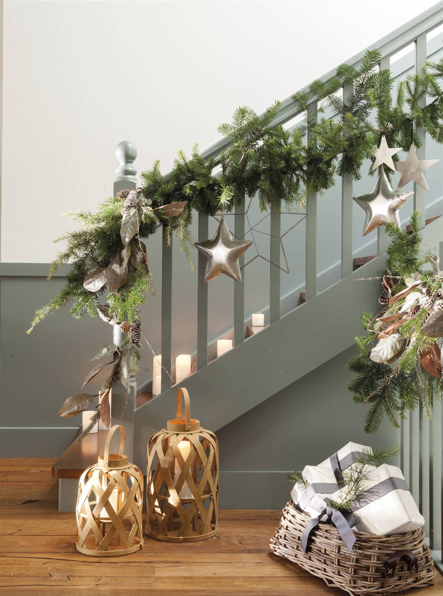 Escaleras decoradas en el recibidor por Navidad.