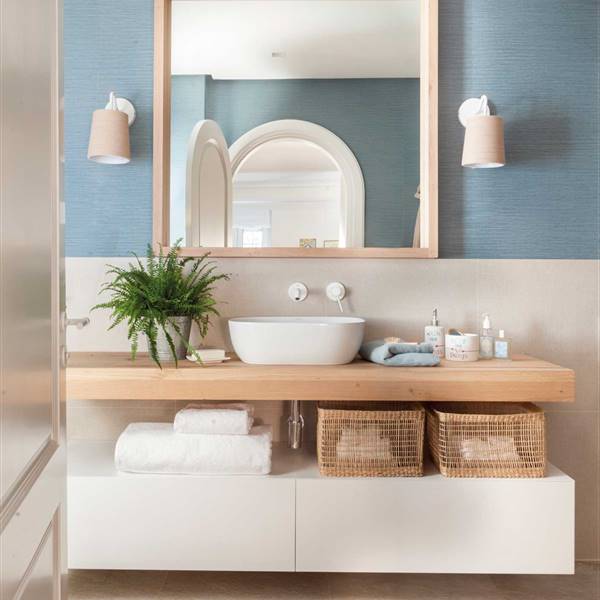 frente-de-lavabo-con-mueble-blanco-y-encimera-en-madera-00506993