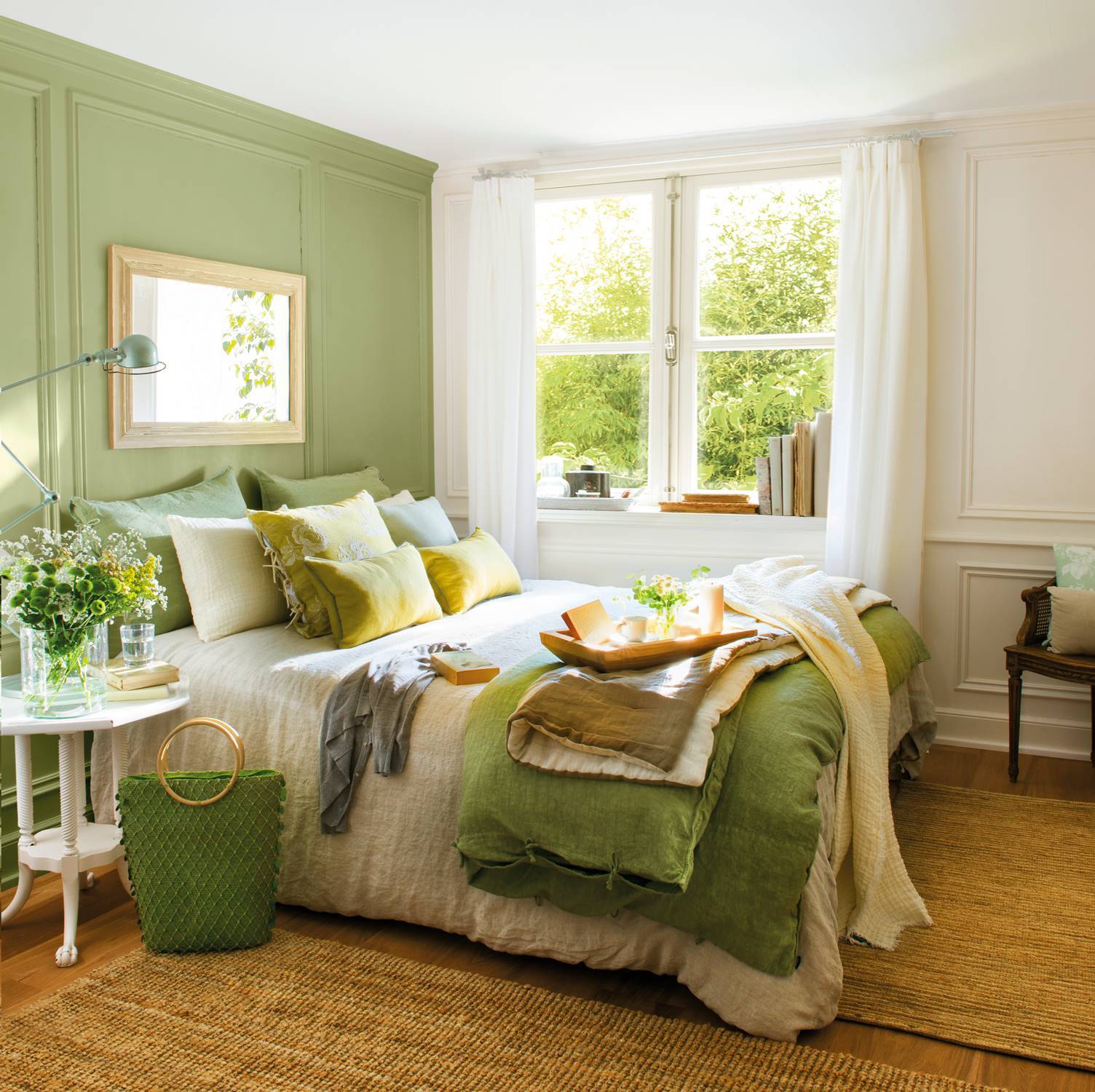 Dormitorio verde con alfombra de fibras.