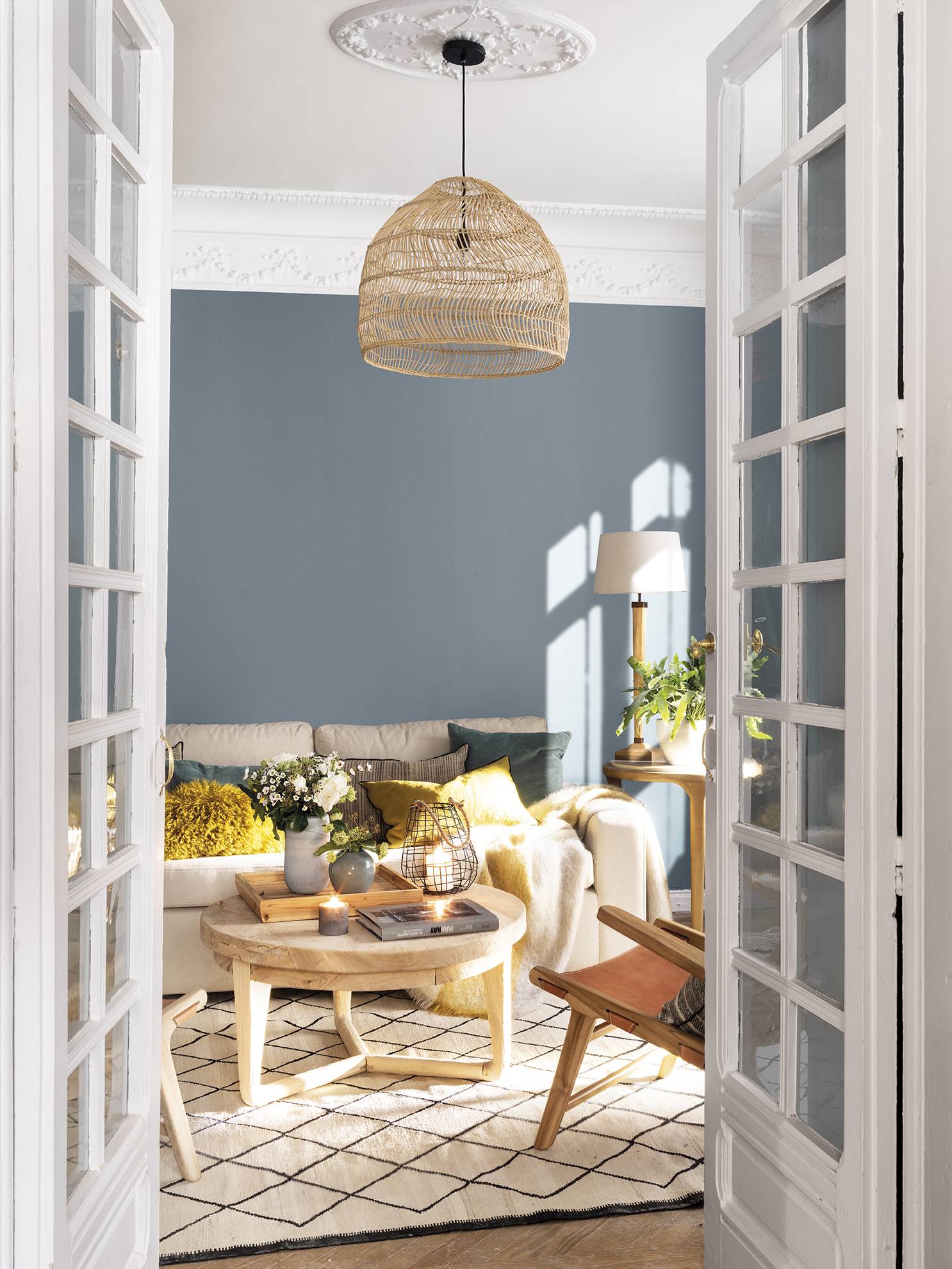  salon con muebles de madera clara. sofá blanco y pared azul FER1312