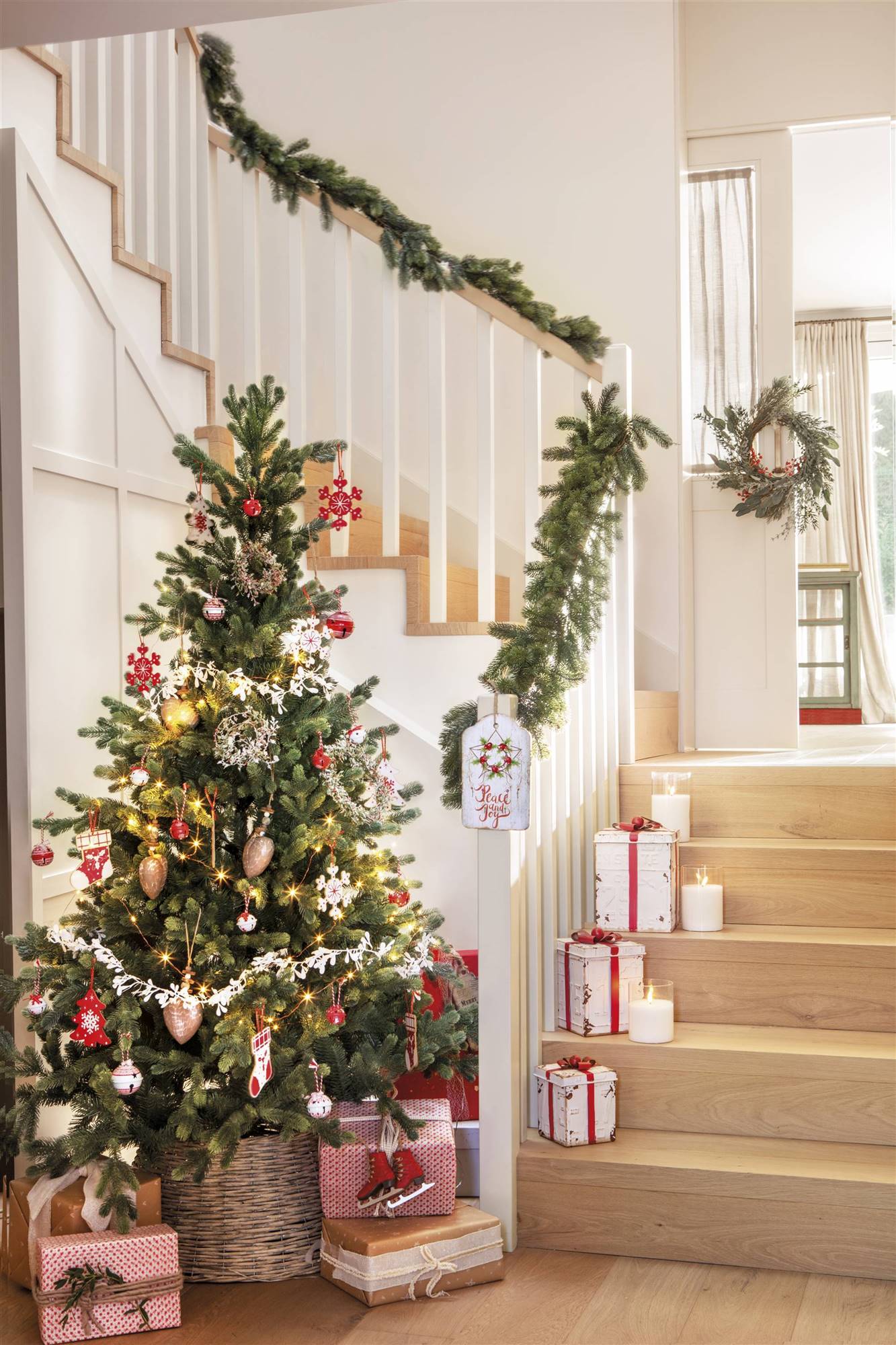 Escaleras decoradas por Navidad.