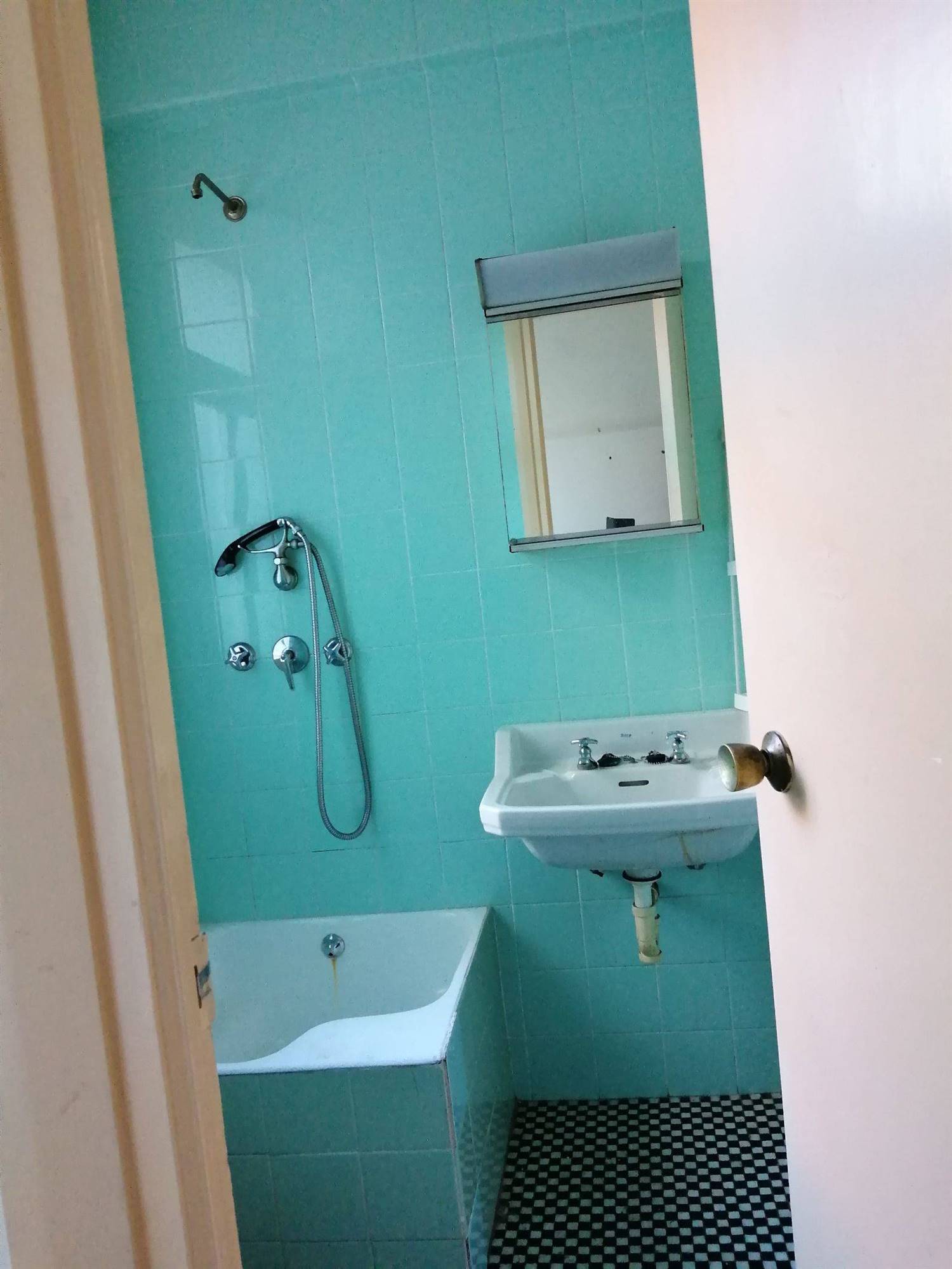 El baño antes de la reforma era anticuado y en color azul.