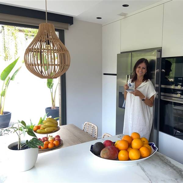 Las mejores cocinas de las lectoras: la súper cocina con isla y office y acceso directo al patio de Miriam en Córdoba