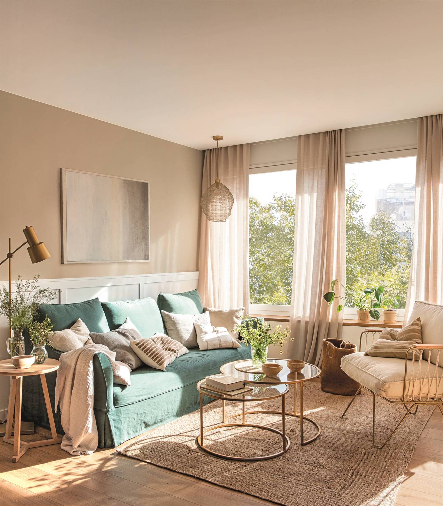Salón con sofá de lino en color verde, mesas nido de cristal y latón y alfombra de fibras 23-27