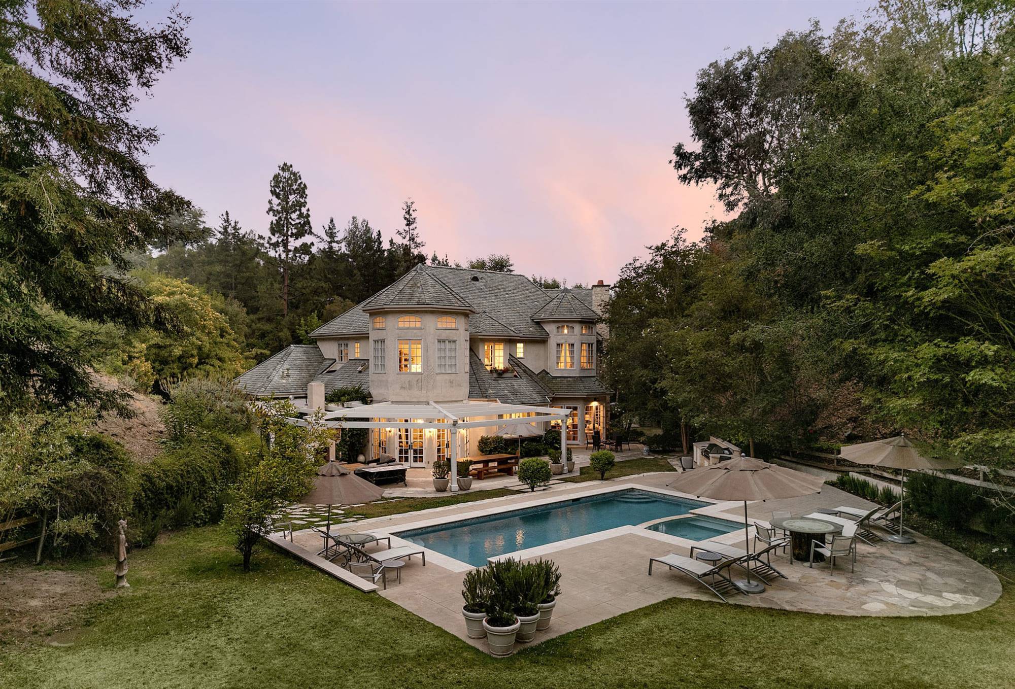Casa de Reese Witherspoon con jardín y piscina