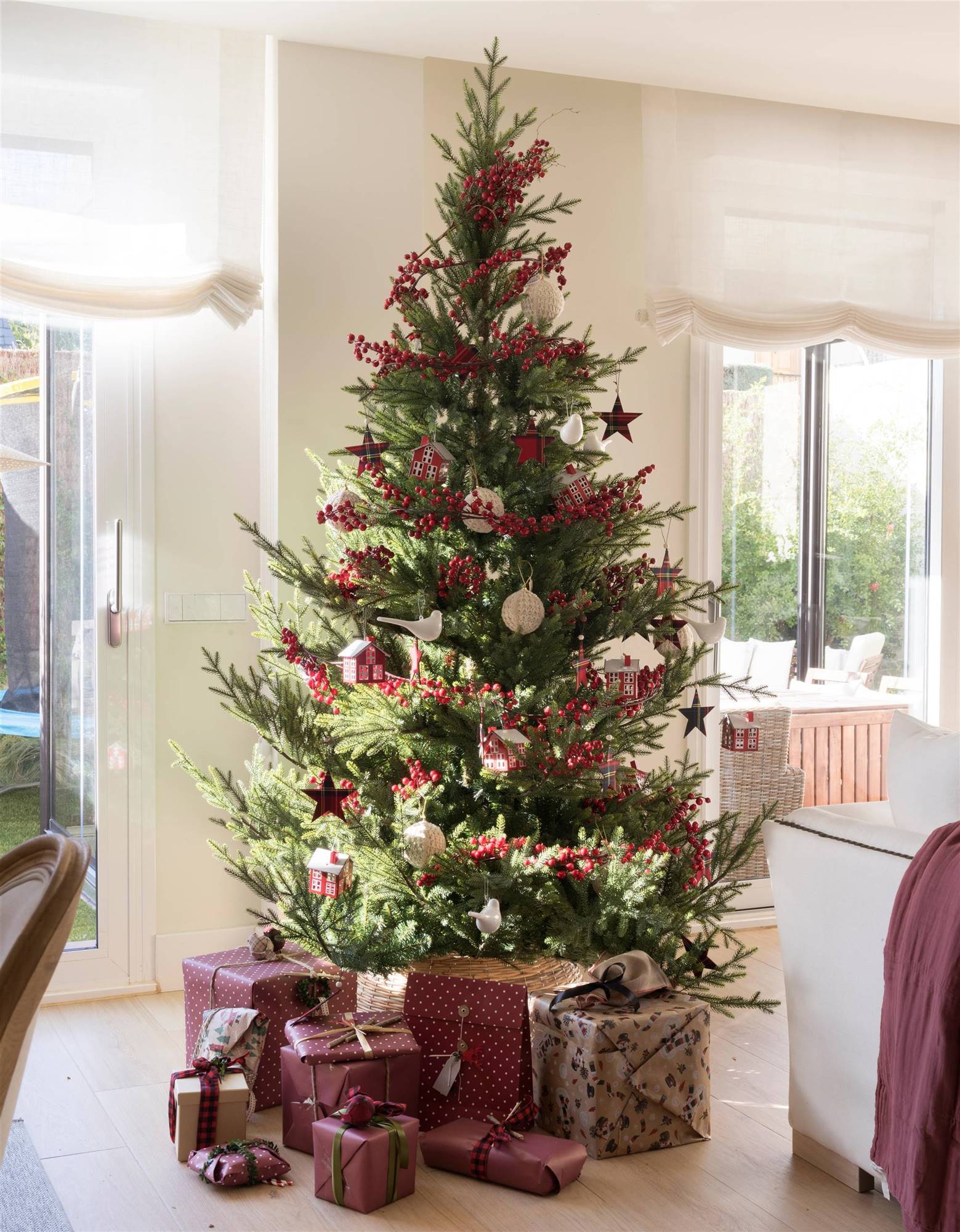 Un árbol de Navidad clásico en rojo y verde.