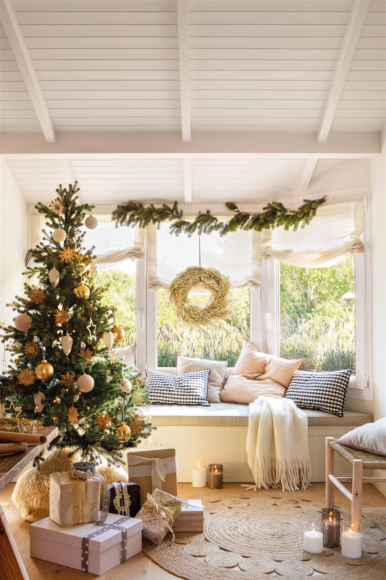 Un árbol de Navidad verde y frondoso con adornos en dorado y plata.