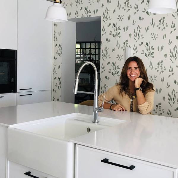 Las mejores cocinas de las lectoras: la espaciosa cocina blanca y con papel pintado de 20 m2 de Adriana en Boadilla del Monte