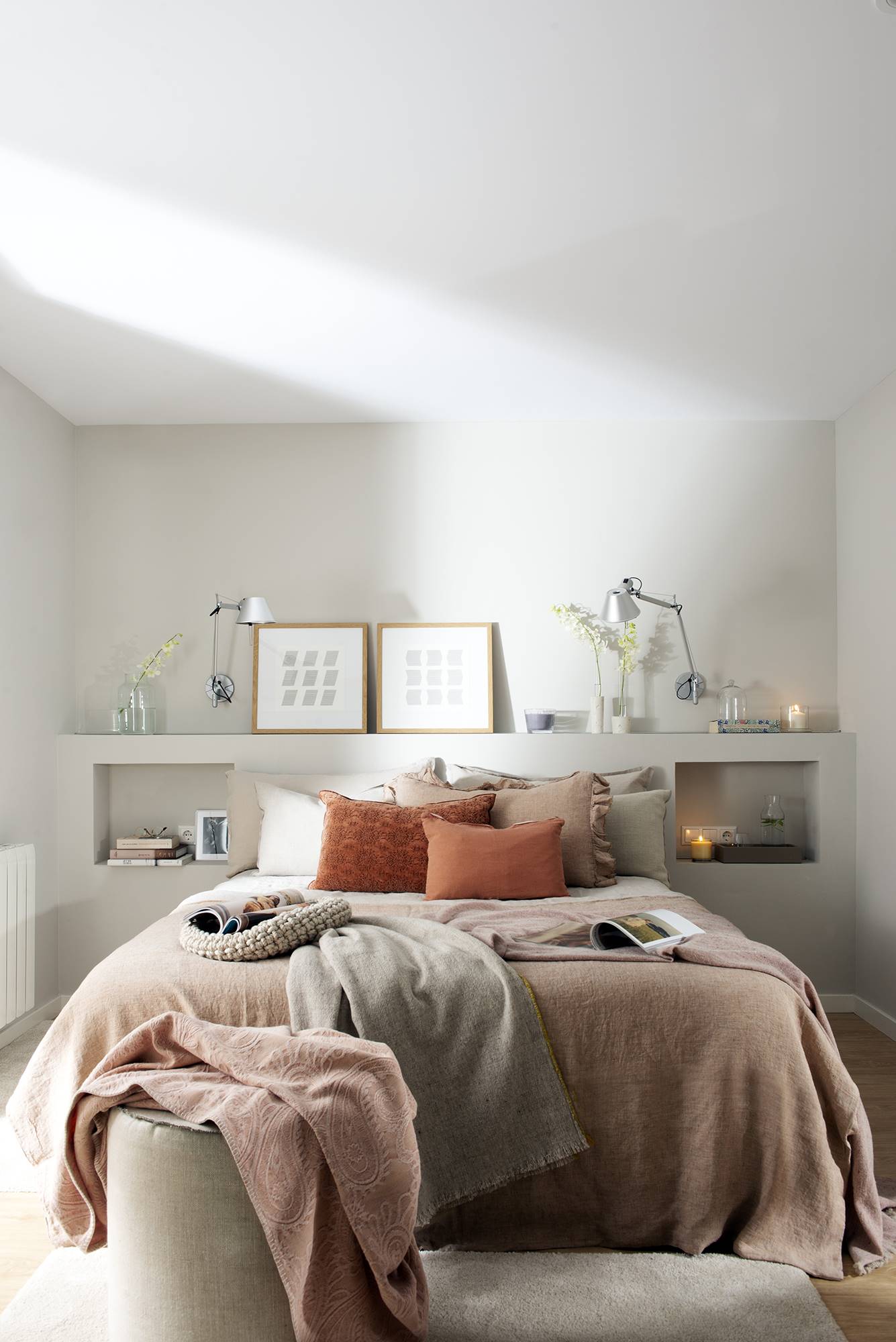 Dormitorio moderno con cabecero de obra con hornacinas pintado en color gris 00513213 O