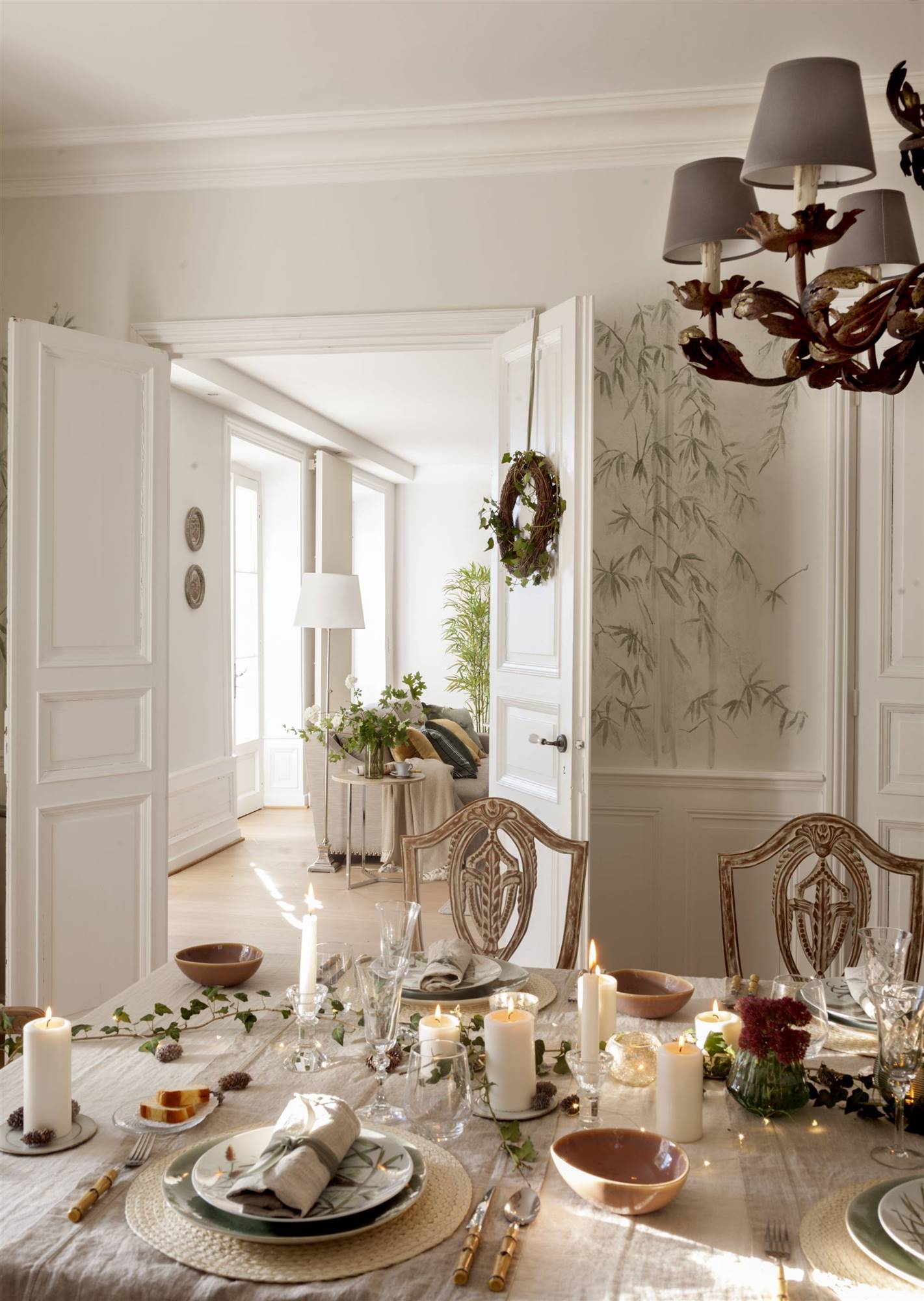 Comedor con puerta blanca decorada con accesorios de Navidad.