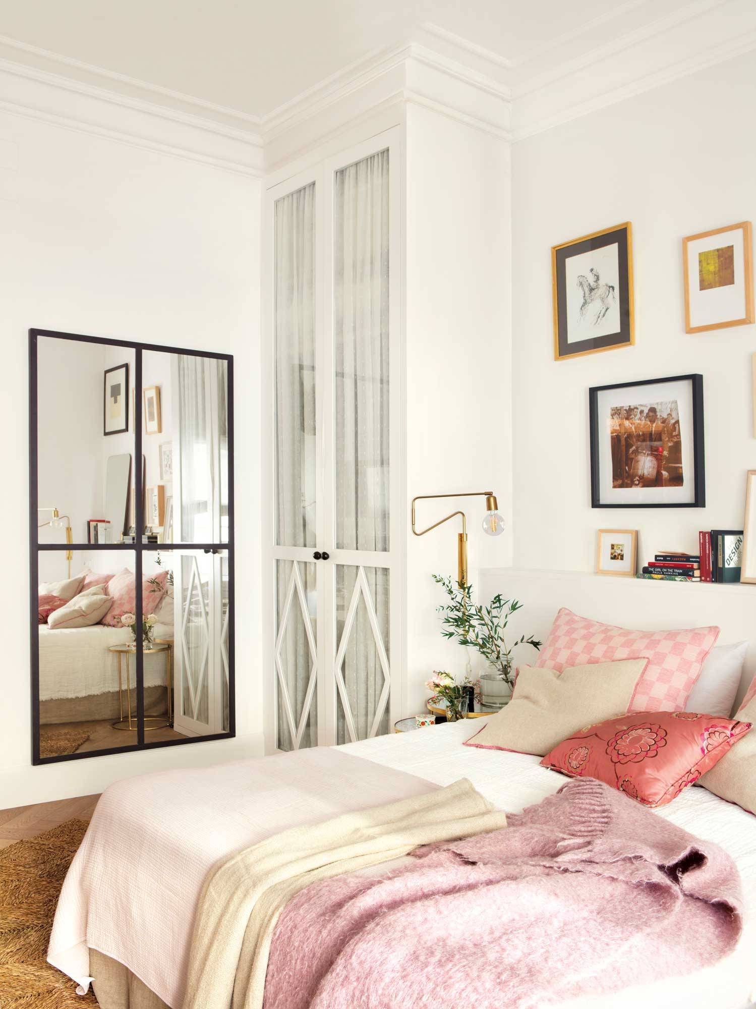 Dormitorio juvenil con armario, espejo y cabecero de madera pintado de blanco.