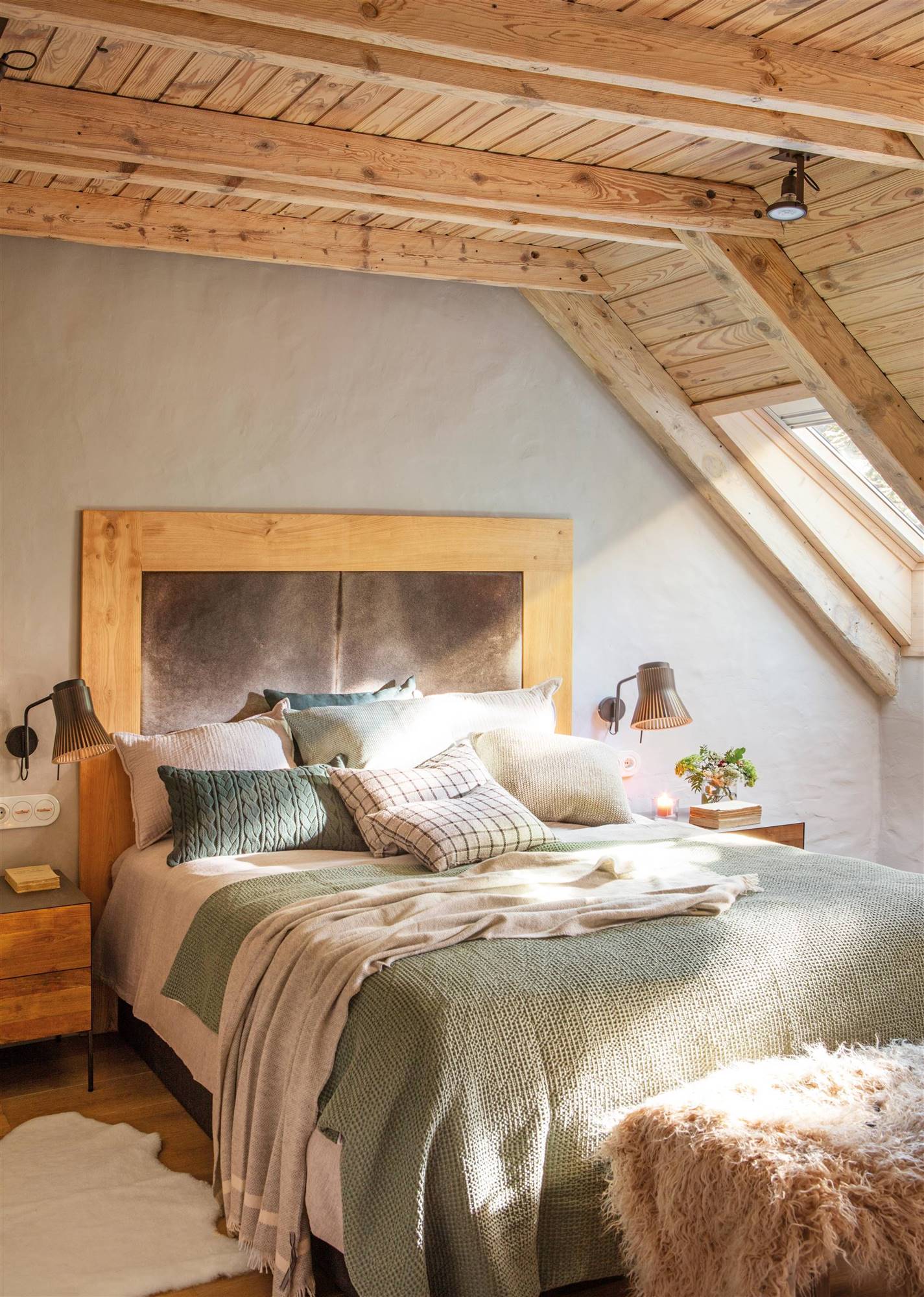 Dormitorio abuhardillado de madera con cabecero de madera