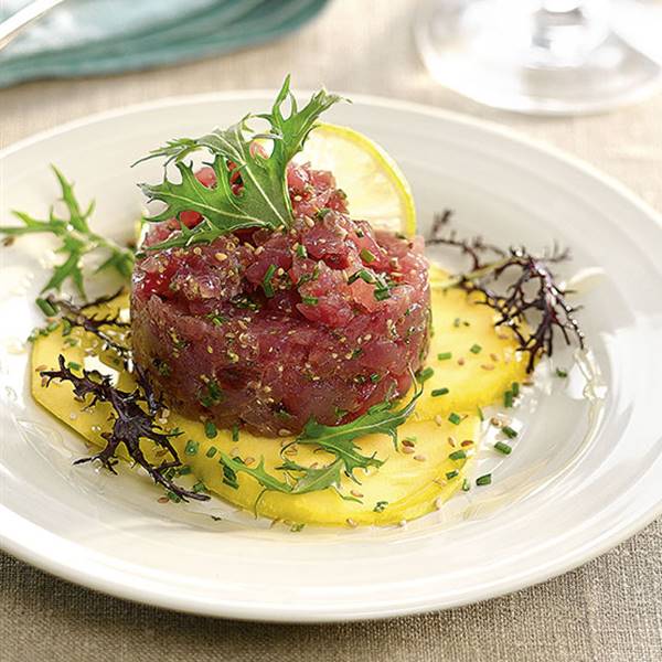 Tartar de atún: el plato que no pasa de moda, no engorda y que puedes preparar en solo 15 minutos (también en Nochevieja)