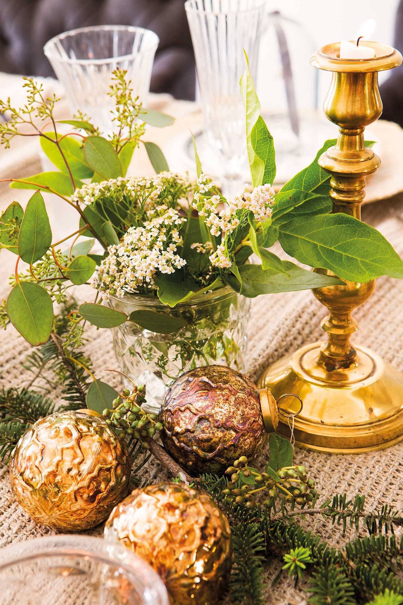 Detalle de mesa vestida de Navidad con detalles en oro.