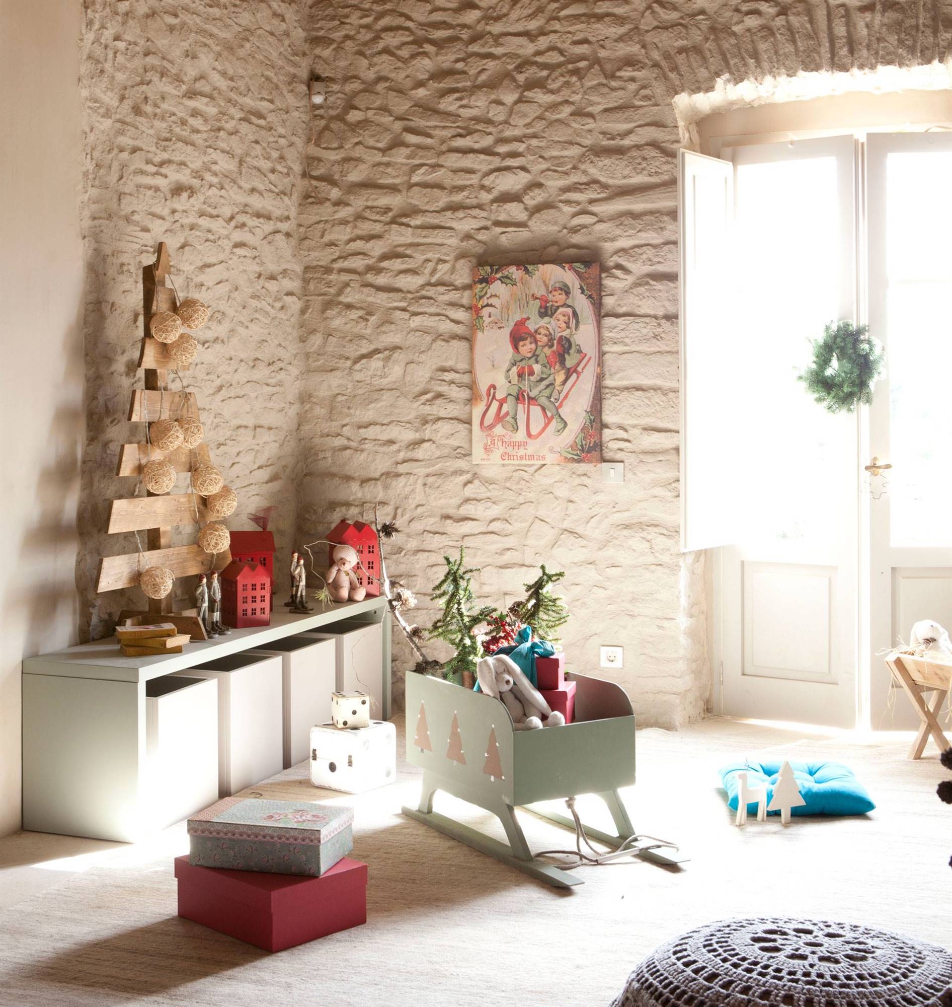 Dormitorio infantil con árbol de Navidad de listones de madera. 