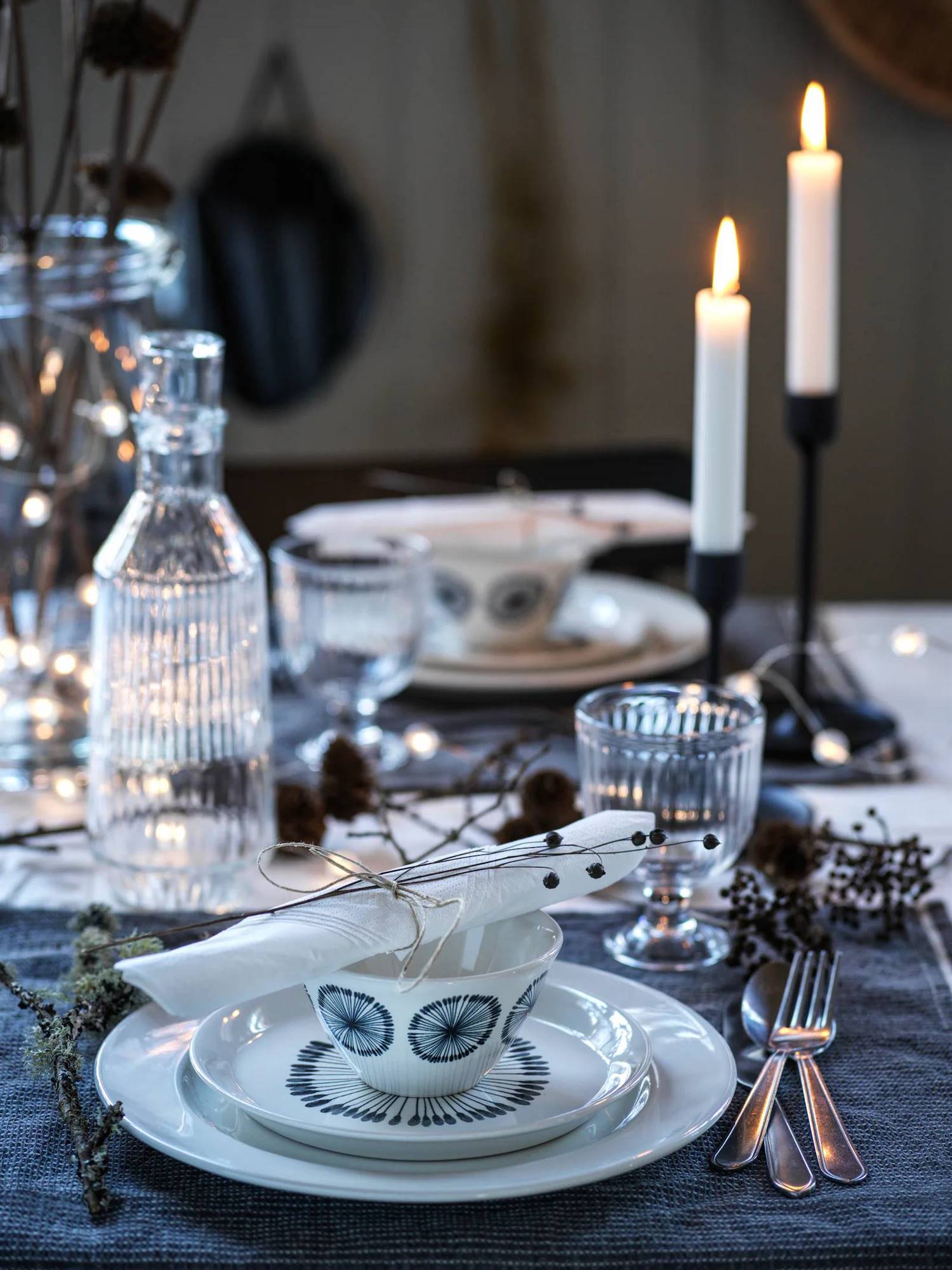 Mesa con decoración de Navidad en tonos azules de IKEA