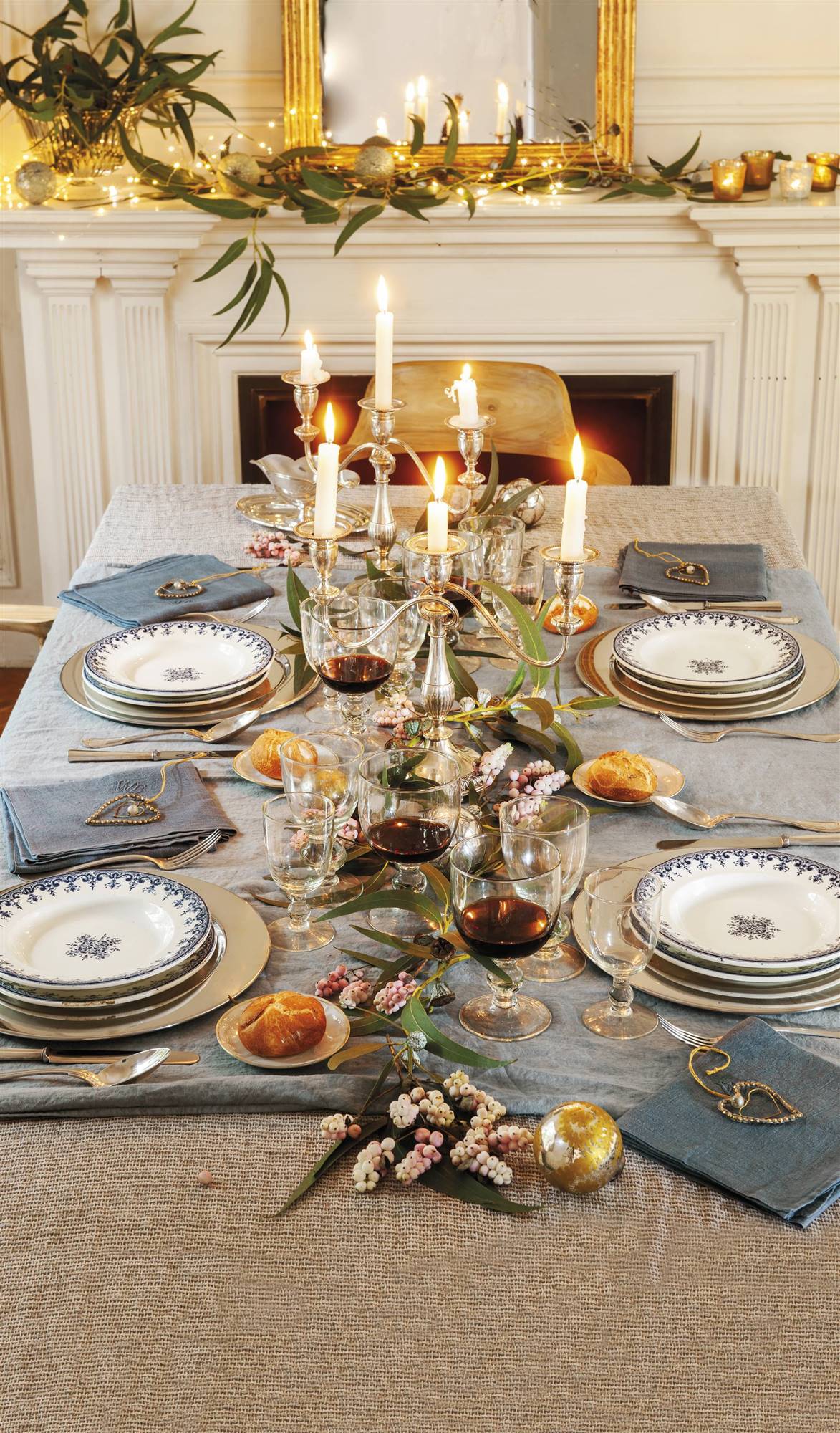 Mesa decorada por Navidad en tonos azules. 