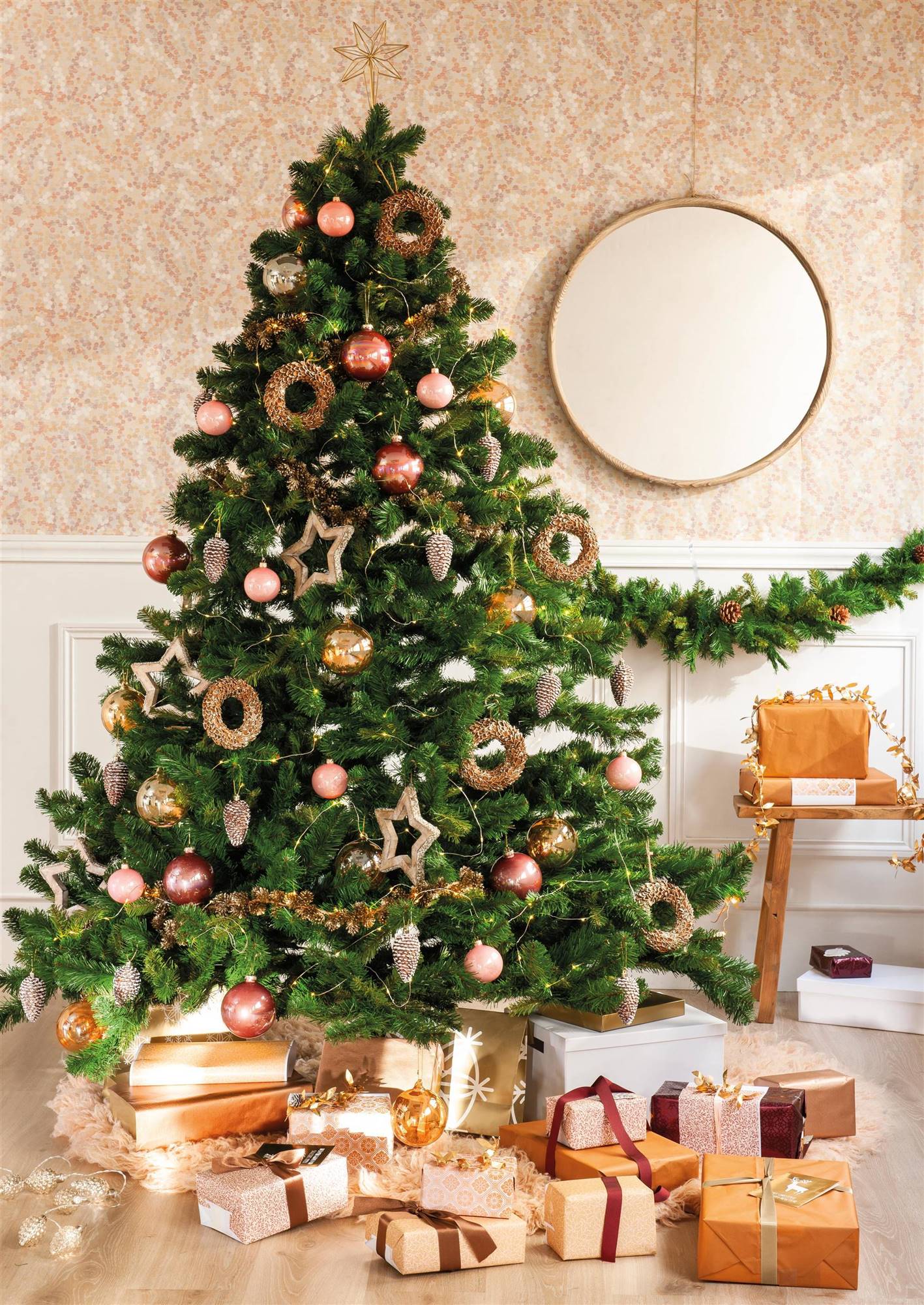 Árbol de Navidad con adornos y regalos en color cobre.