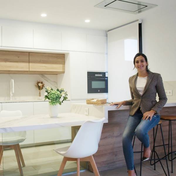 La cocina pequeña, completa y estilosa con muebles blancos de Ikea de Patricia en Ávila