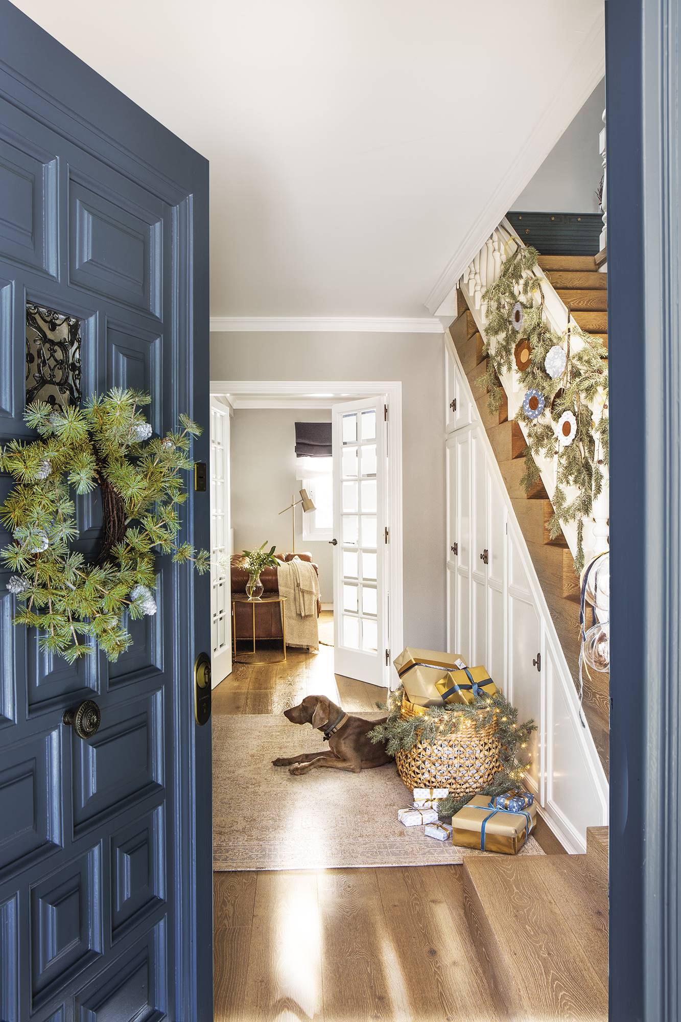 Recibidor con puerta azul decorado por Navidad. 