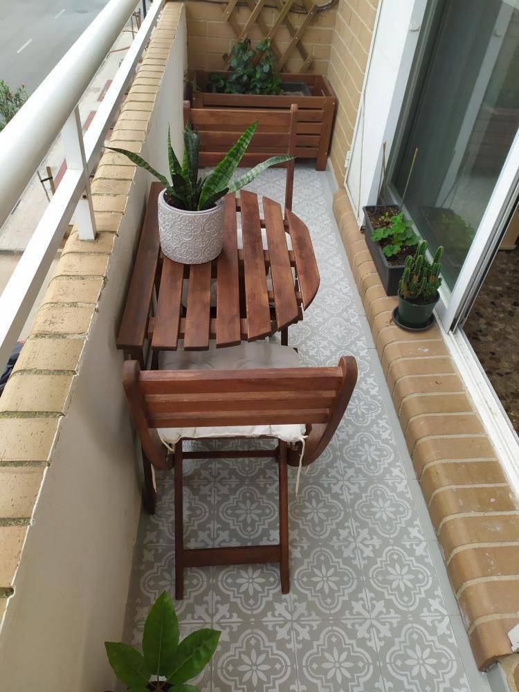 Terraza con el suelo pintado imitando baldosa hidráulica. 