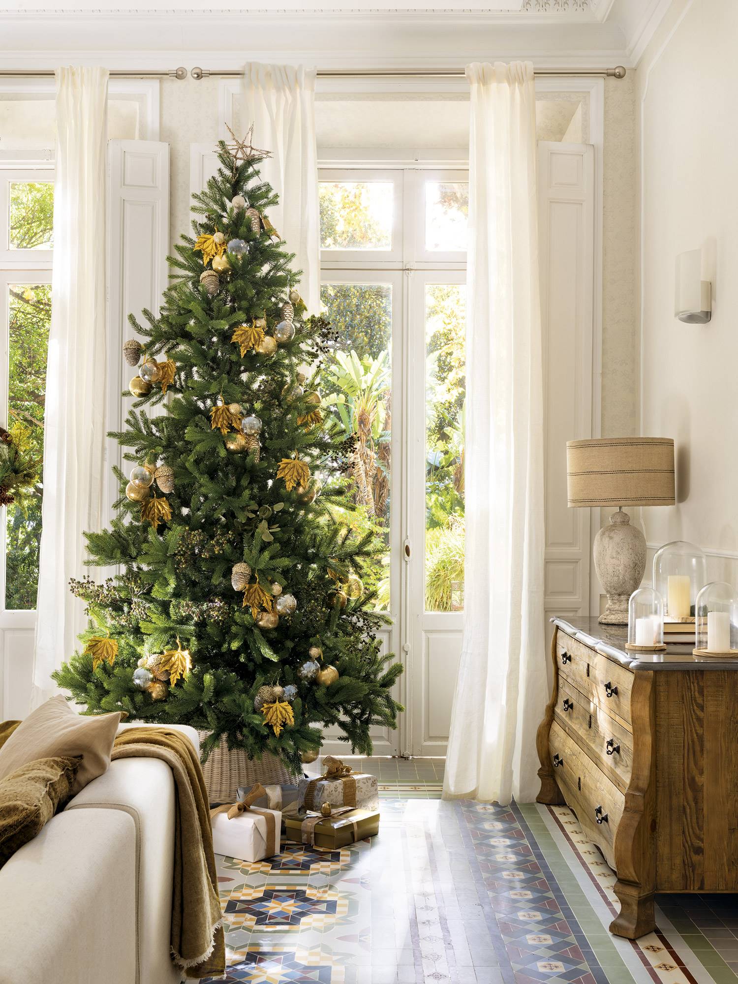 Un árbol de navidad con decoraciones doradas.