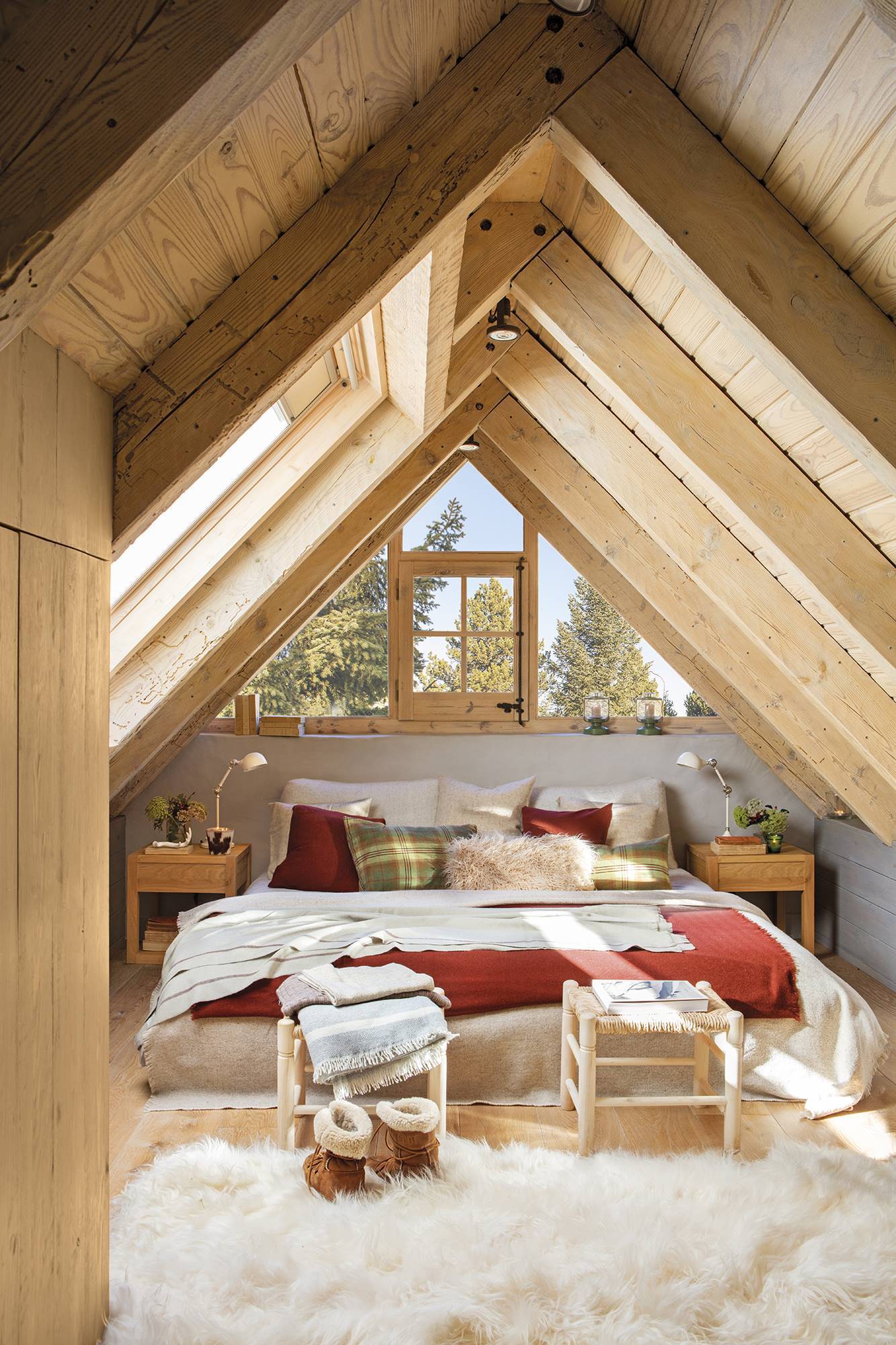 Dormitorio abuhardillado revestido de madera.